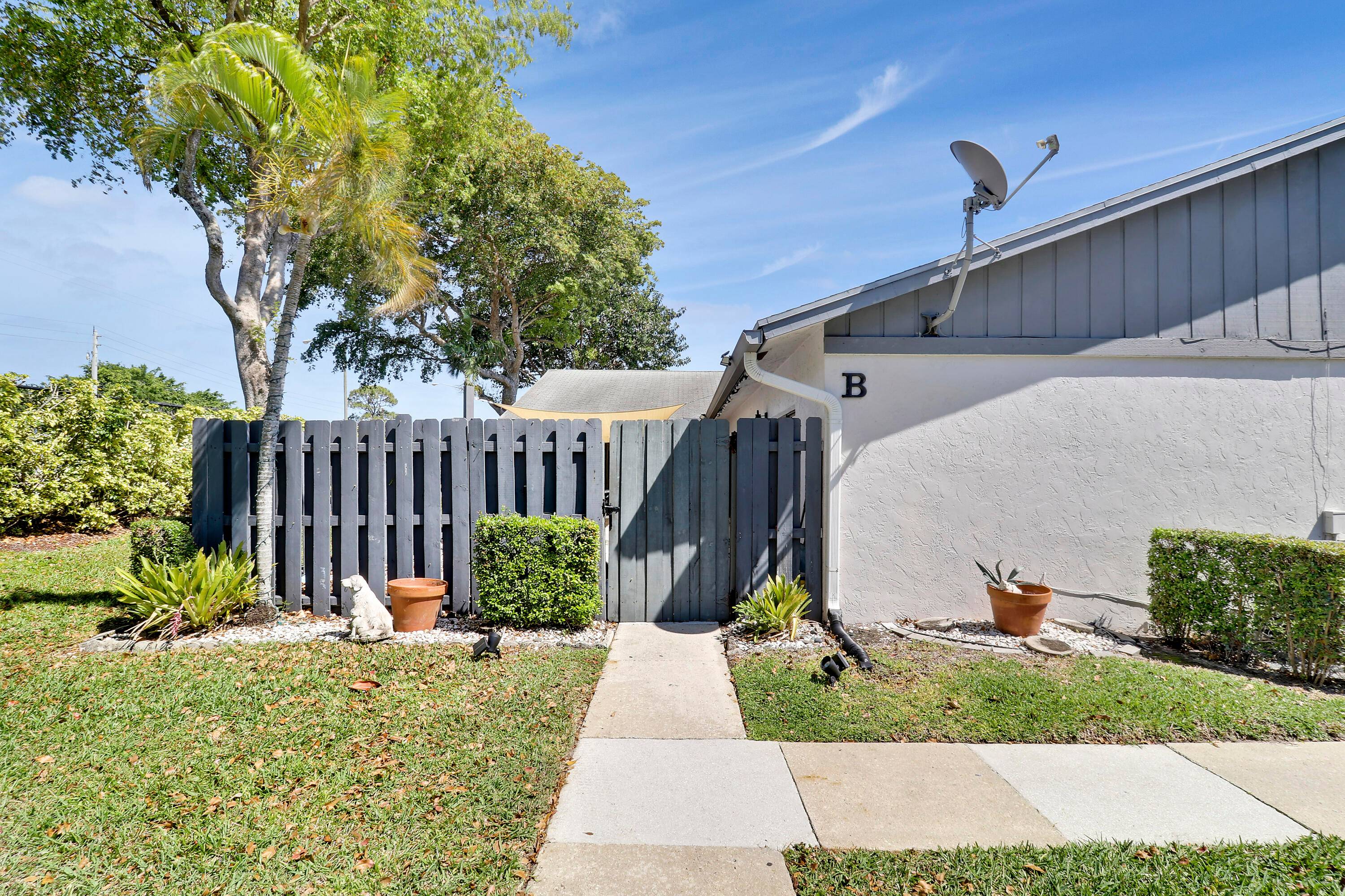 Welcome to this beautifully maintained 3 bedroom, 2 bathroom villa in the desirable community of Summit Pines !