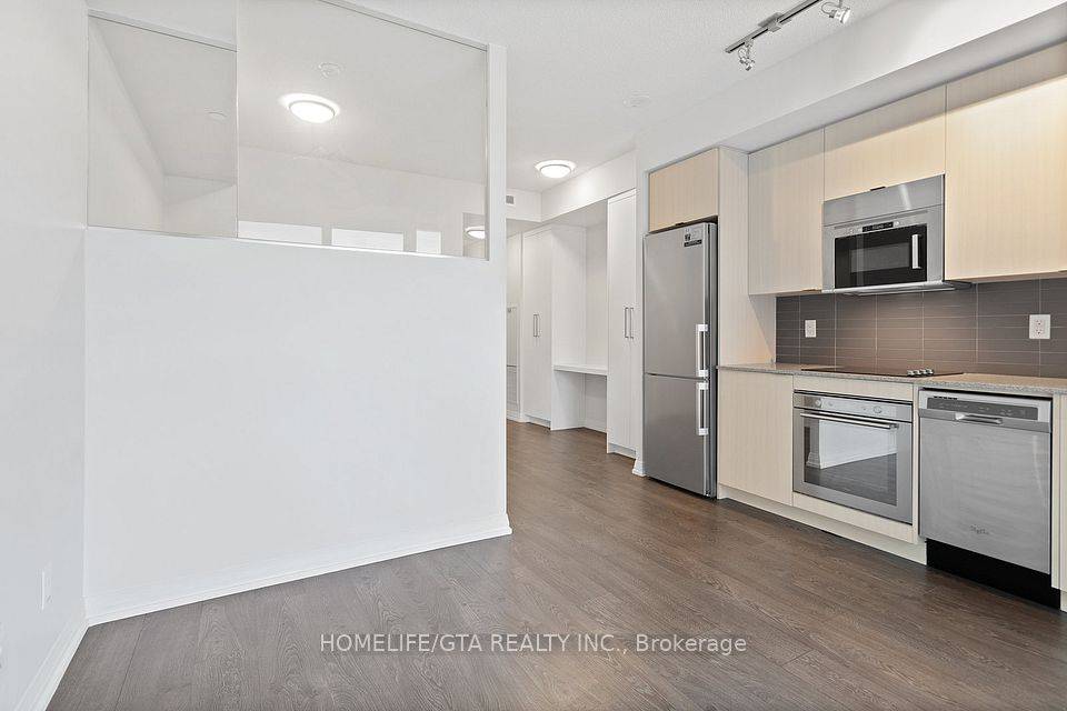 AVAILABLE ASAP ! Jr. 1 Bedroom 1 Bathroom unit for lease at Tridel's 101 Erskine.