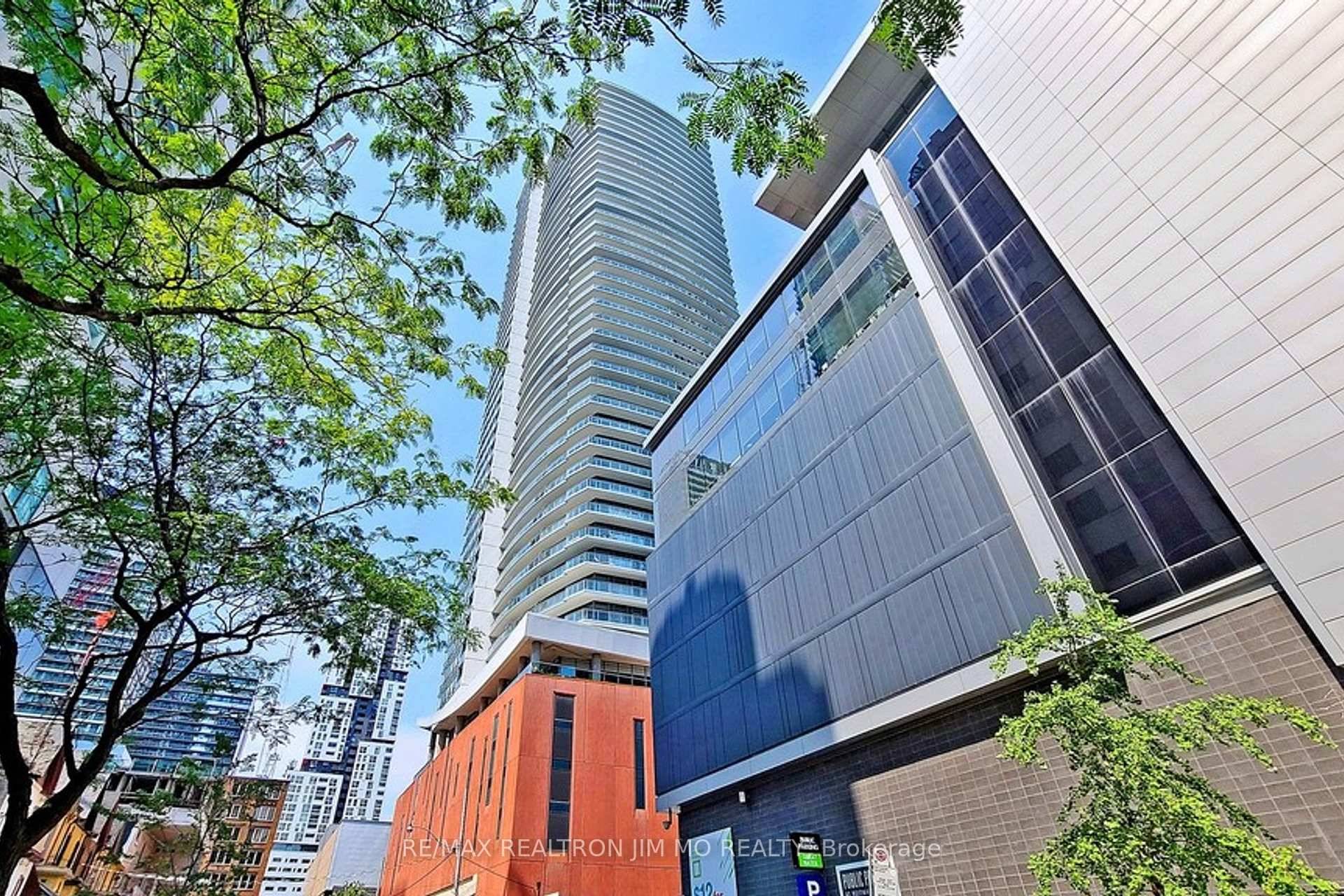 2 Bedroom Corner Unit with 864 SQFT At The Center Of Finance Entertainment District amp ; OCAD, 50 Seat State Of The Art Theatre To Throw Parties.