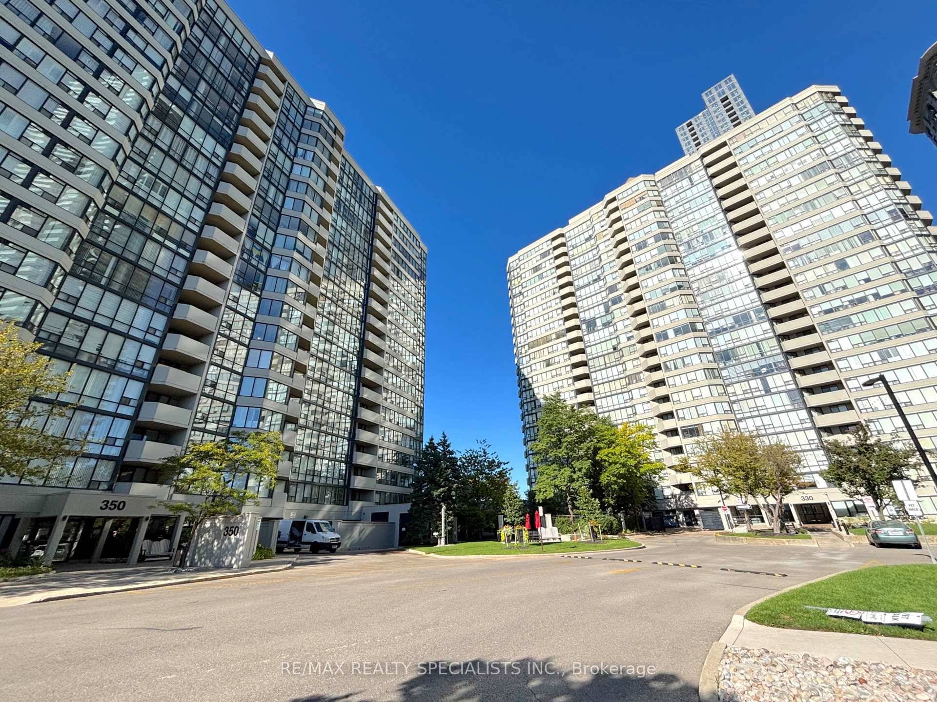 Modern 2 Bedroom Condo for Lease in the Heart of Square One, Mississauga !