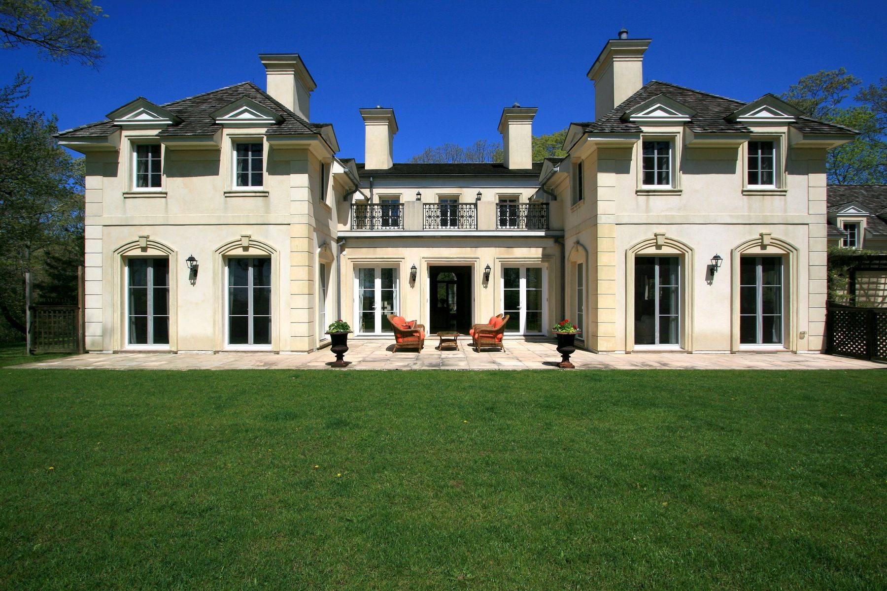 European Elegance in Amagansett: Estate with Ocean Views