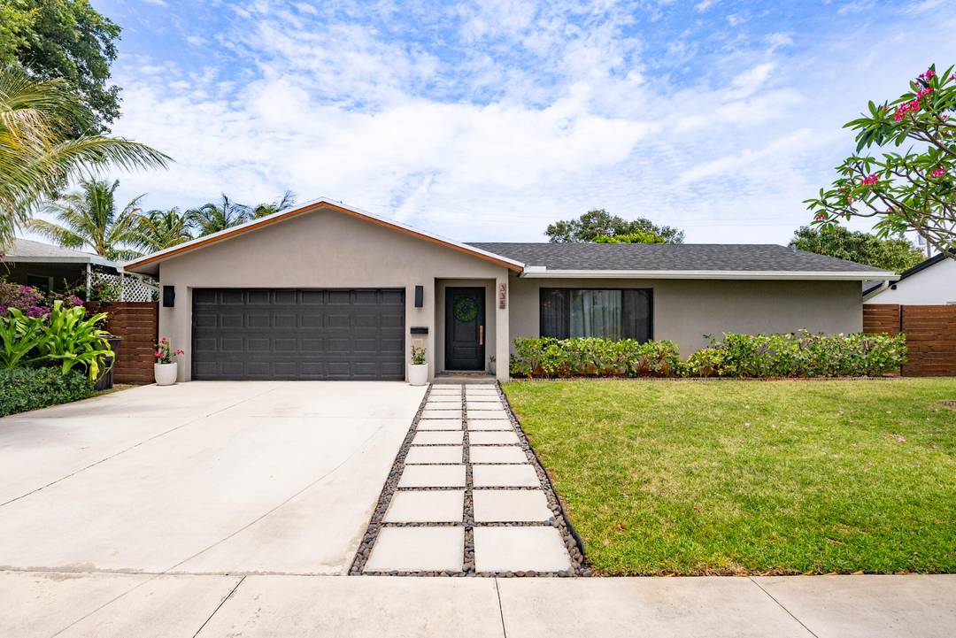 Charming one story single family home situated on a huge 7, 919 SF lot !