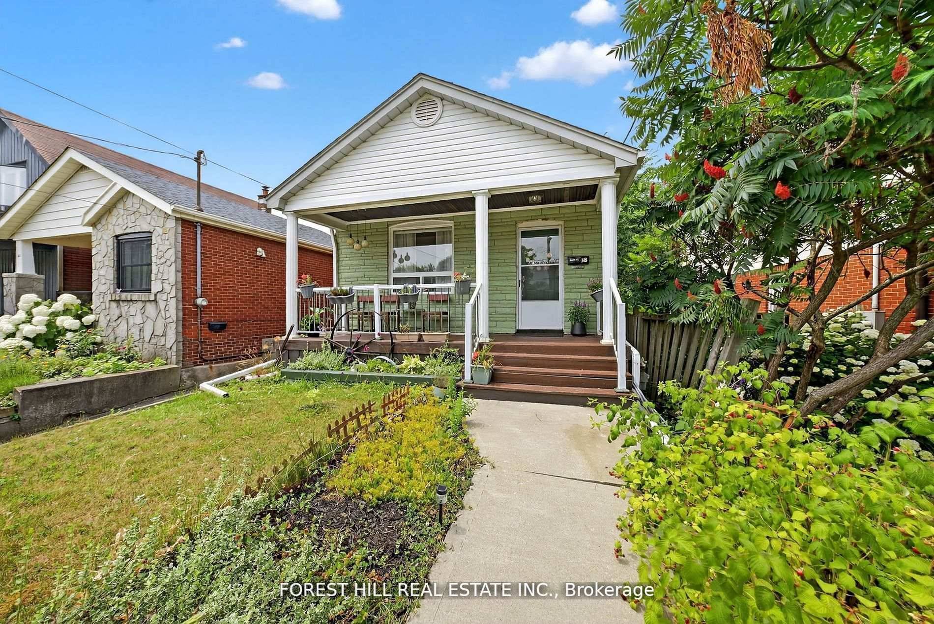 Charming Detached Home in Oakridge.
