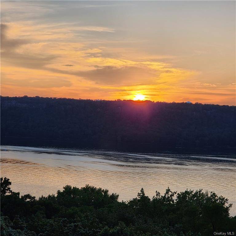 Enjoy spectacular sunsets on your western exposed Terrace !
