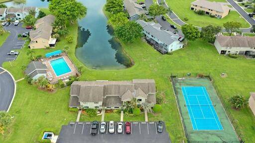 HOA fee covers Building Insurance, roof replacement, exterior paint, building maintenance and more !