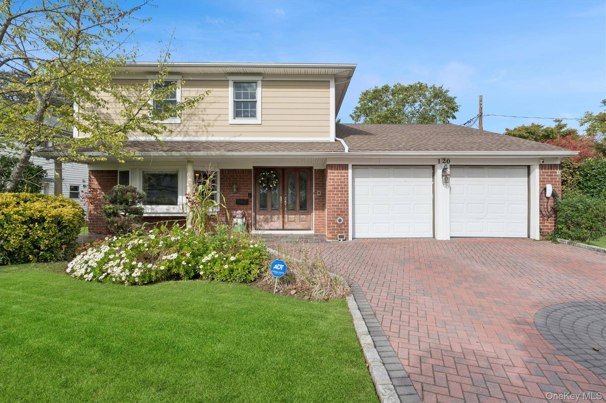 Welcome to Manhasset Hills in the highly sought after Herricks School District !