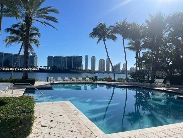 Bright and well maintained 1 bed condo located in the desirable community of Village by the Bay in Aventura.