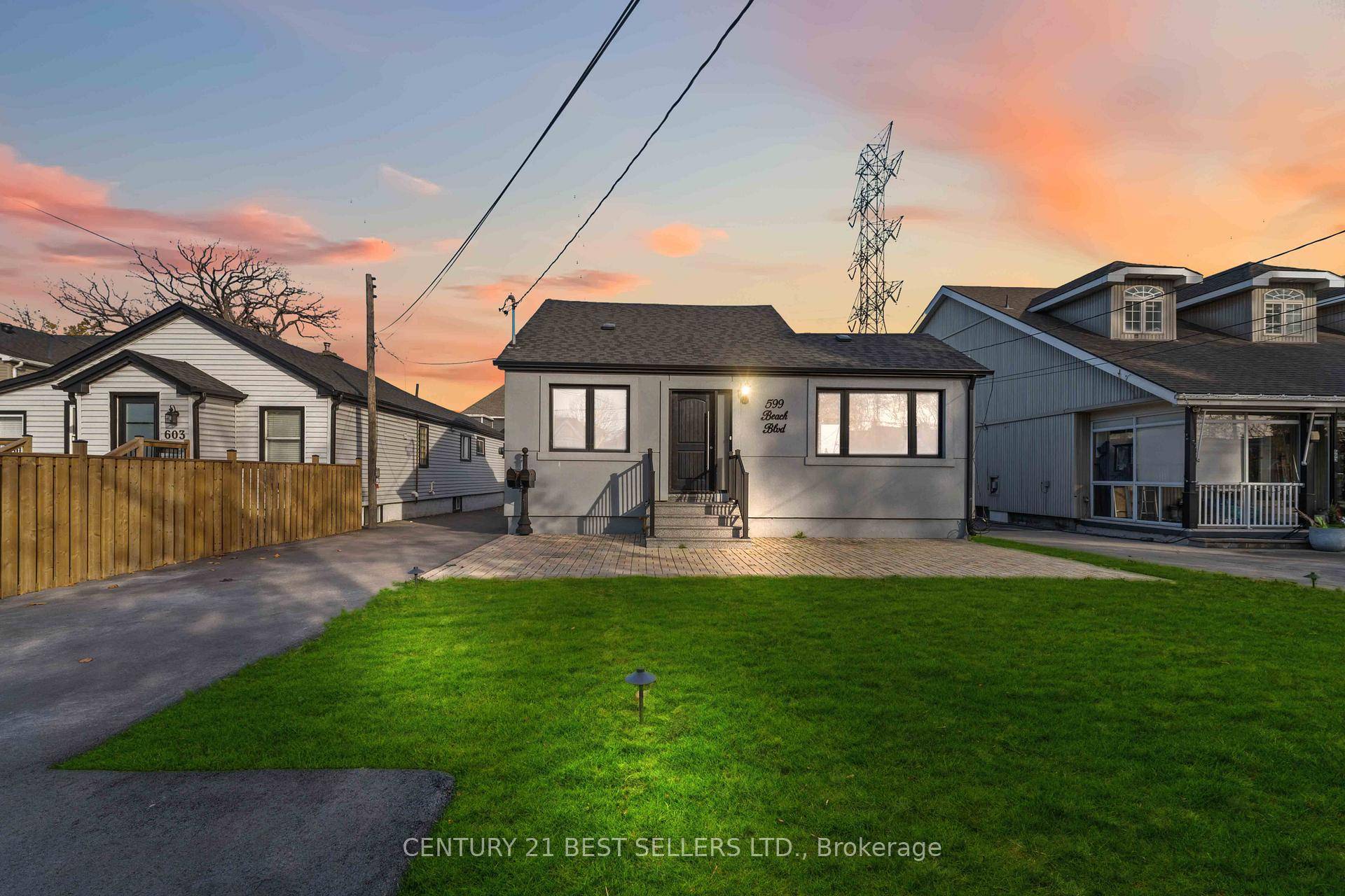 Welcome to this highly coveted Hamilton Beach community !
