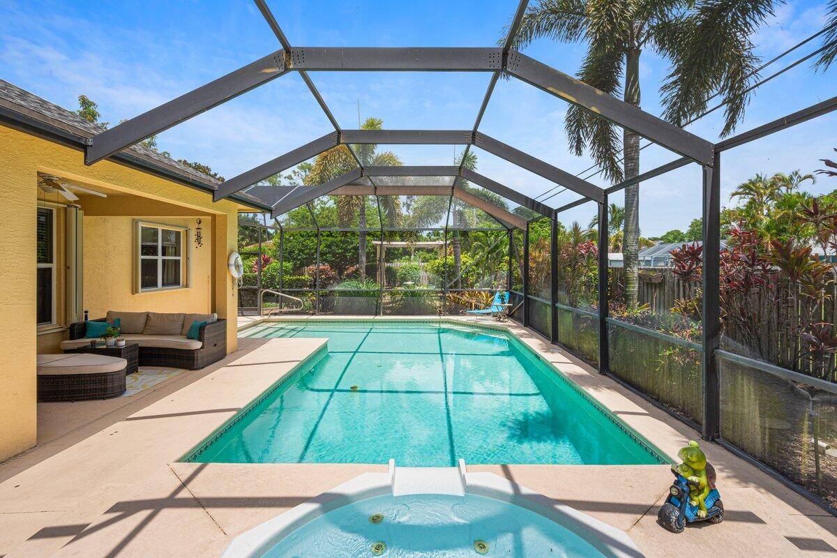 Spacious 4BR 2BA pool home just 2 miles from I 95, 7 minutes to Tradition, and 5 minutes to St.
