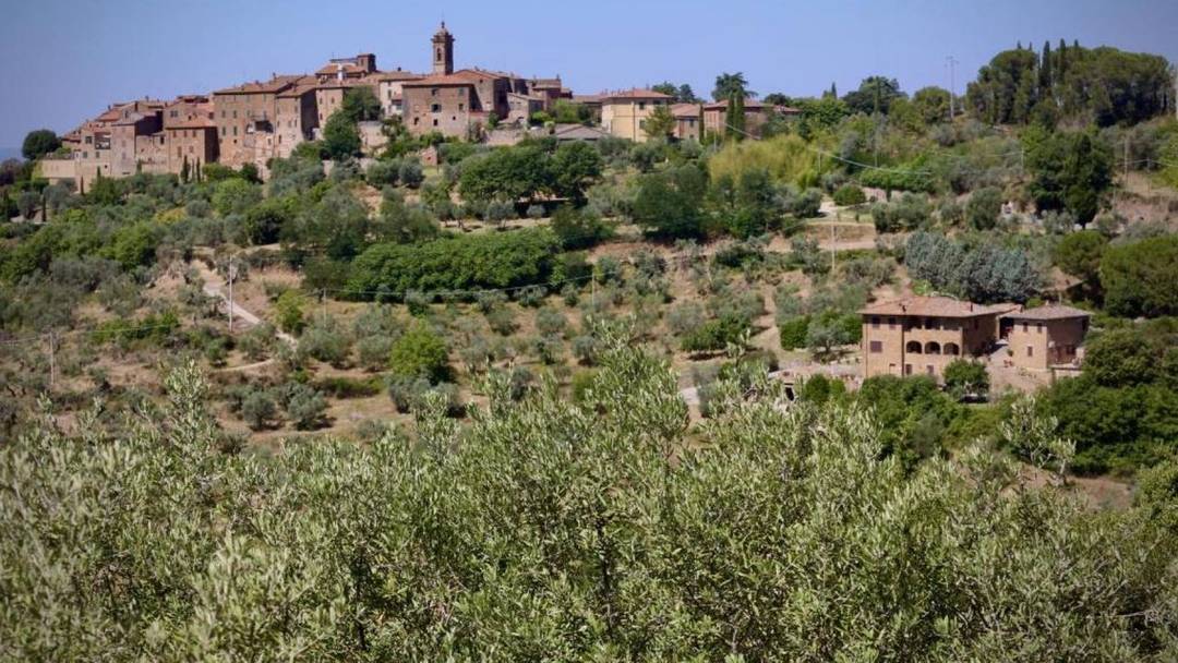 In hilly panoramic position close to the little ancient village of Monticchiello, near Trequanda, Siena we find this prestigious farmestate on sale.
