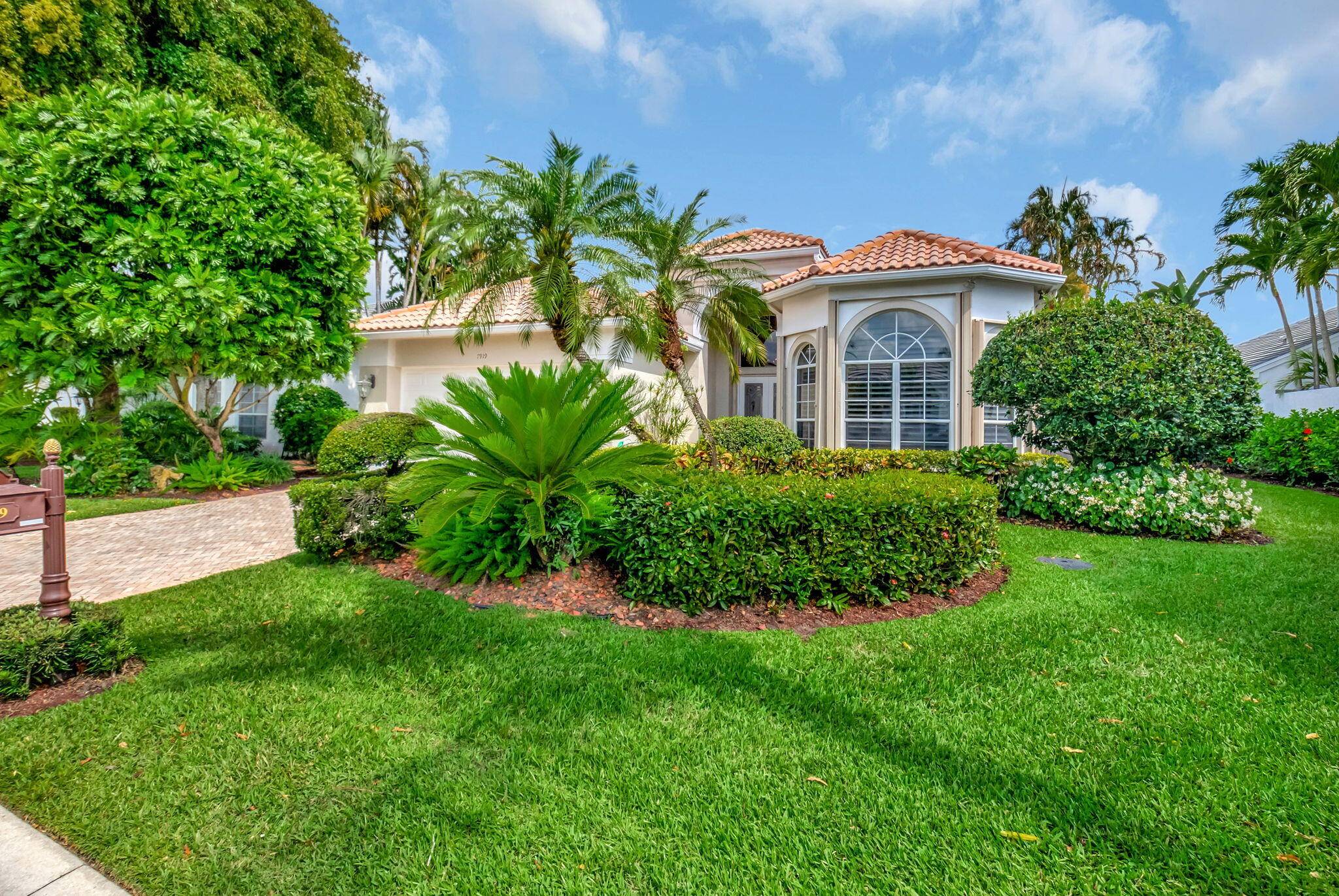 Fabulous open floor plan featuring 3 bedrooms, 3 bathrooms, and a custom designed office den plus a Full Golf Membership available !