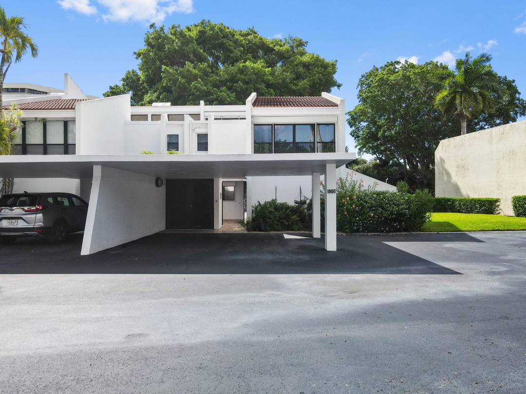 Welcome to townhouse 1 F in the Lands of the President known as the best kept secret in Florida for its prime location in the heart of bustling WPB, 3.