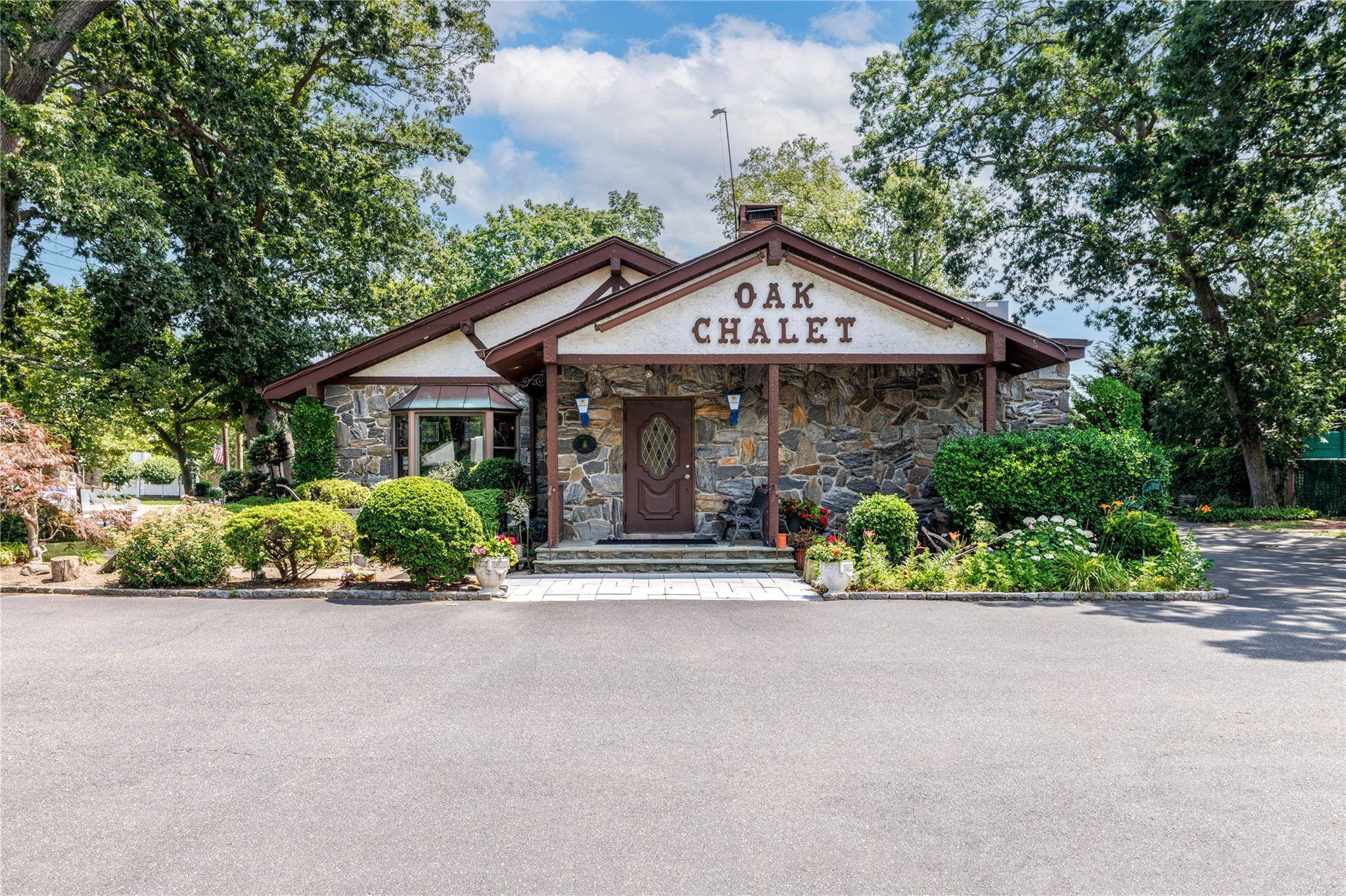 Nestled in the heart of Bellmore, New York, welcome to Oak Chalet an iconic restaurant situated on 1 acre of land.