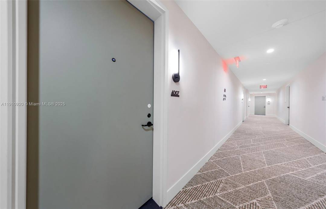 Stunning unit fully furnished, located in the exclusive Gale Downtown Miami, a new 2024 development that blends contemporary luxury, comfort, and flexibility.