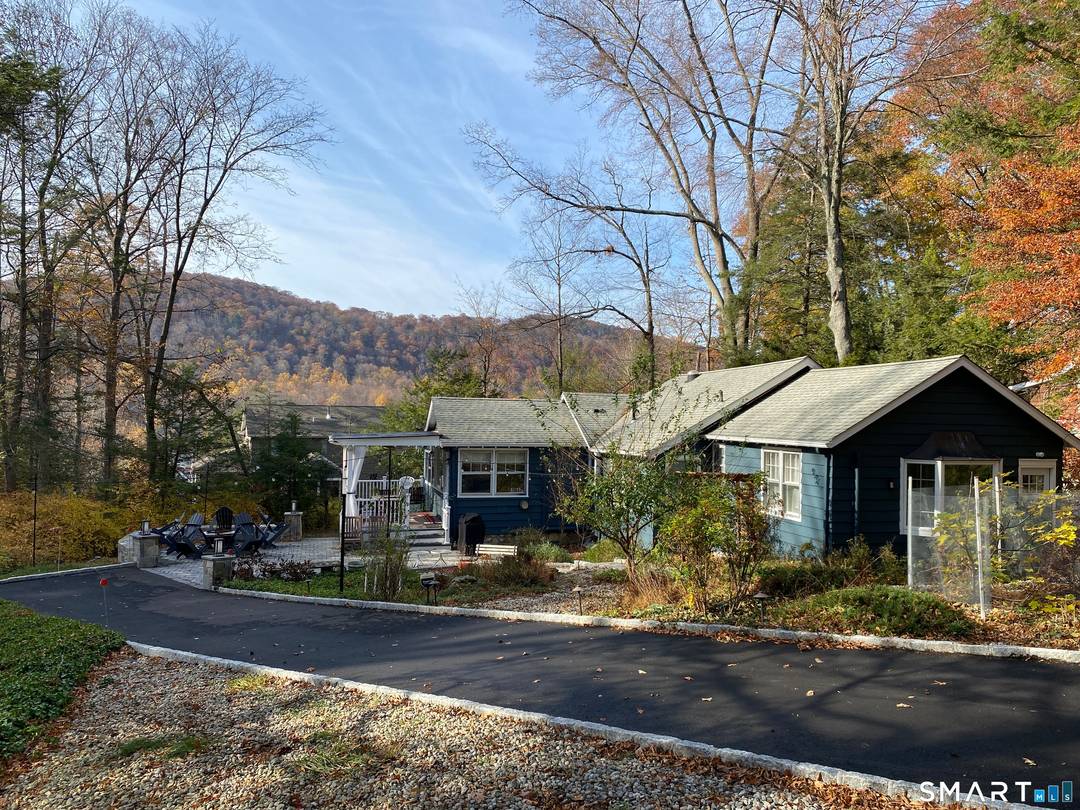 CLASSIC 1934 LAKE HOUSE. Fully renovated, 3 Bedroom, 2 Bath on private.