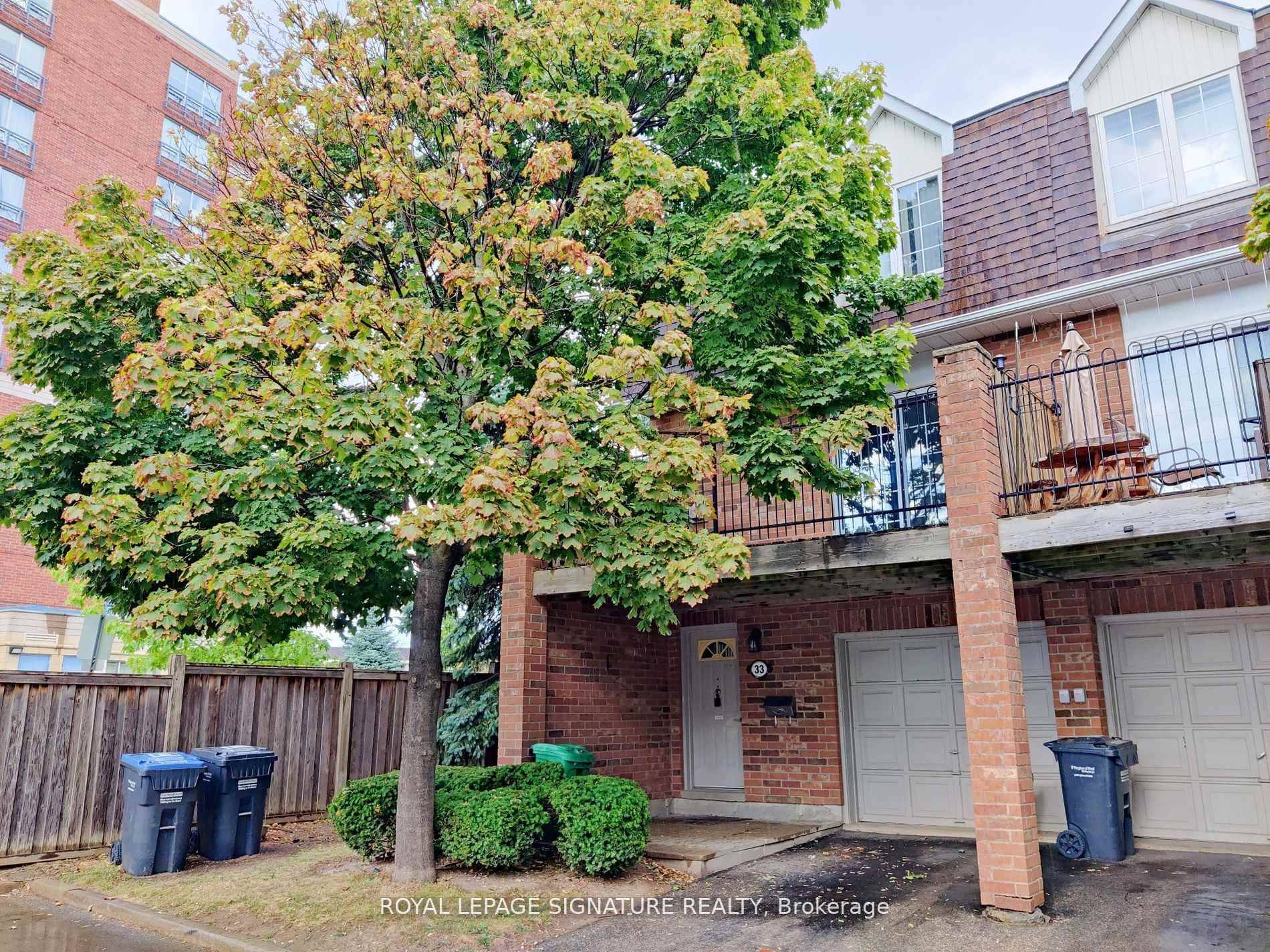 This well appointed executive end unit townhome is located in a prime Mississauga location.