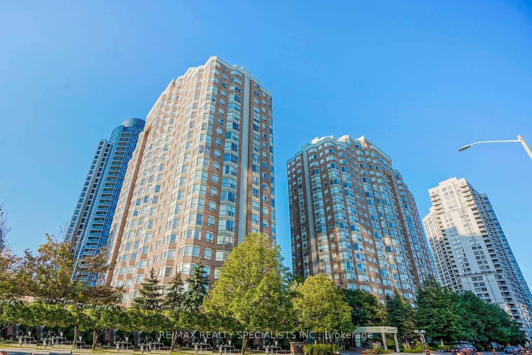 Amazing 2 Bedroom Den Condo in the Heart of Mississauga !