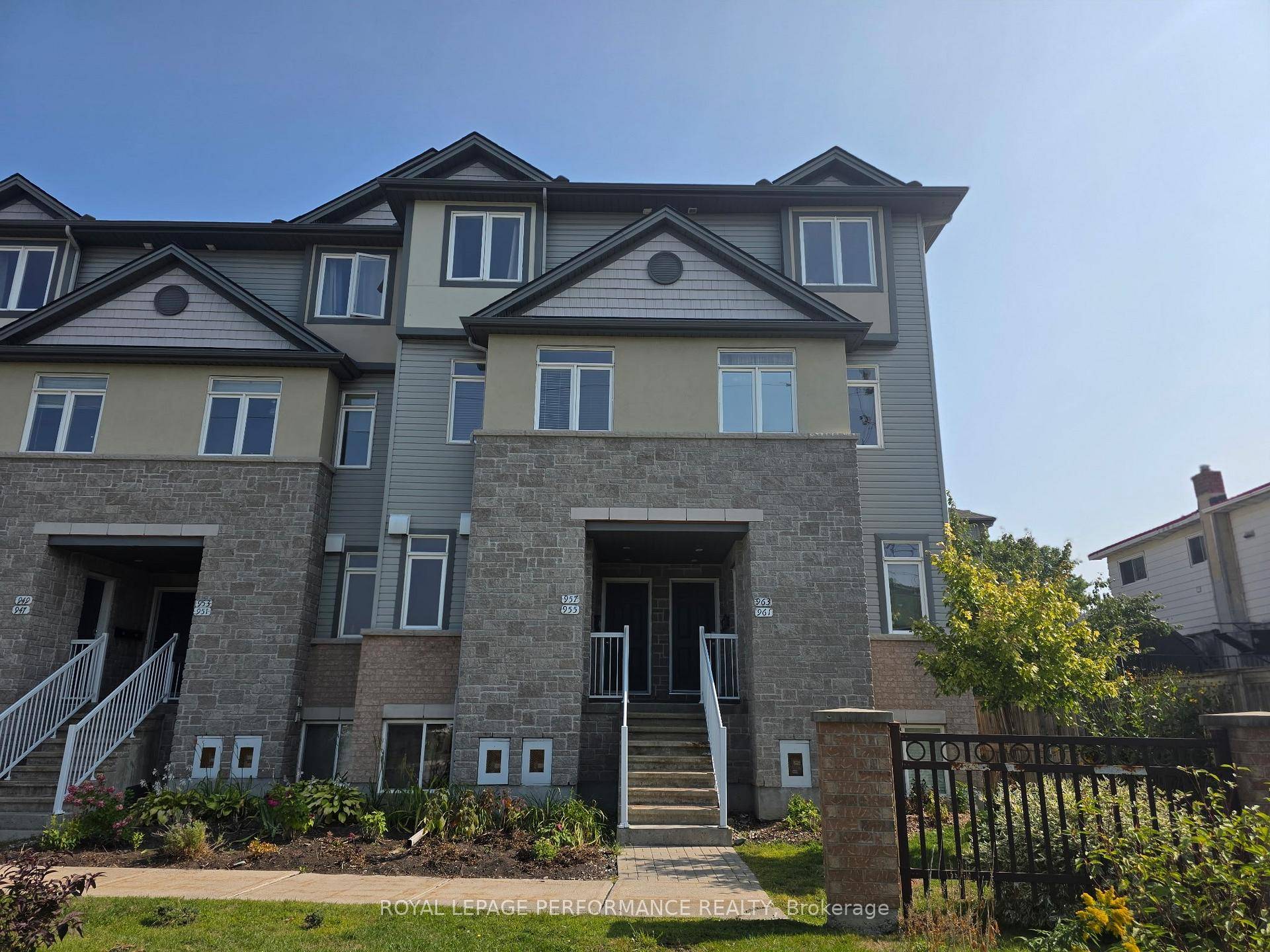 Bright and spacious corner unit featuring 2 bedrooms and 3 bathrooms, ideally located just steps from all amenities.