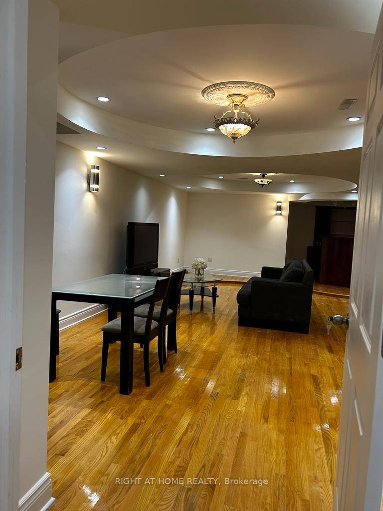 Home In Desirable Rouge Wood Community !