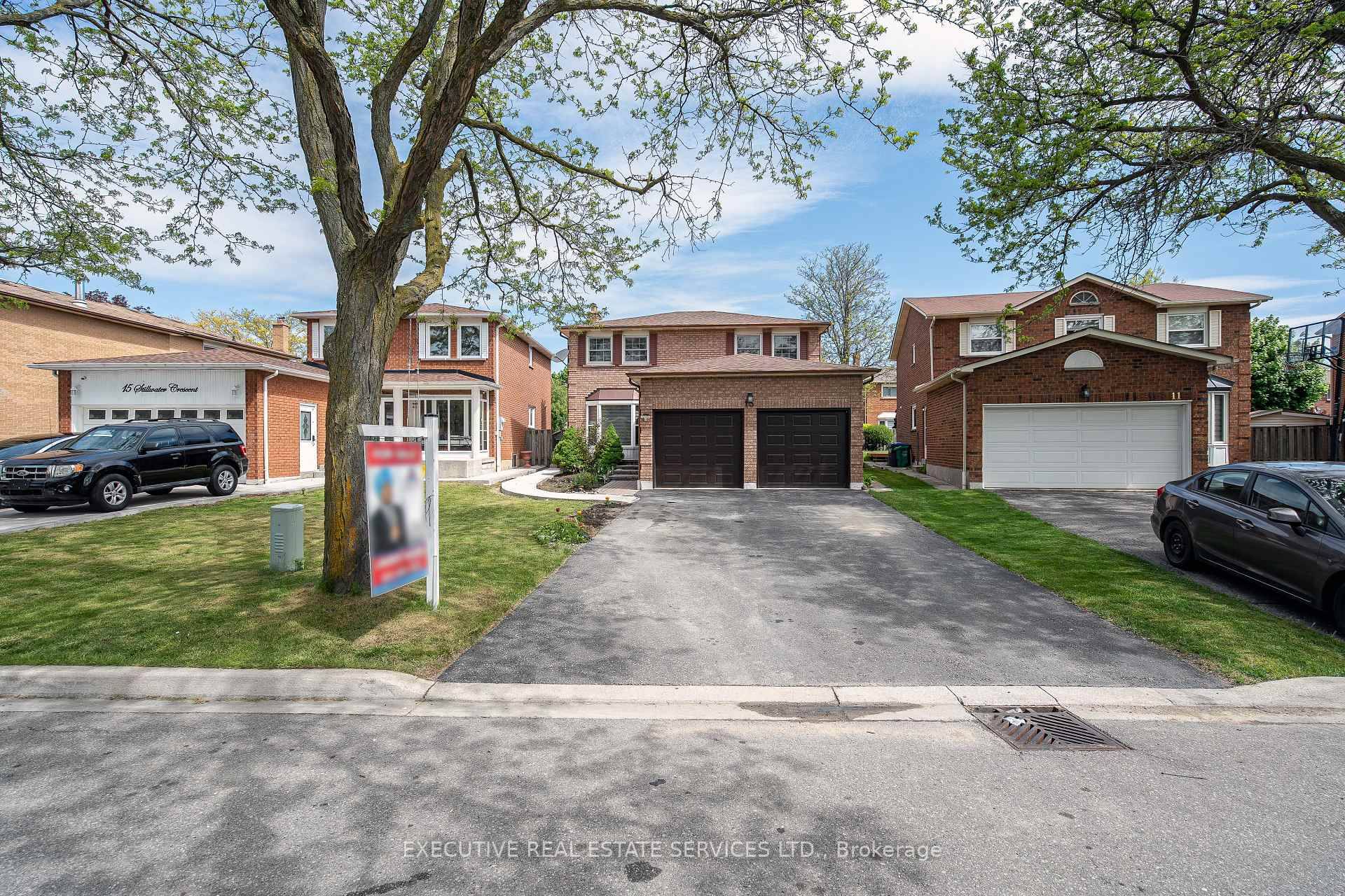 Welcome to 13 Stillwater Crescent this is the one you've been waiting for !