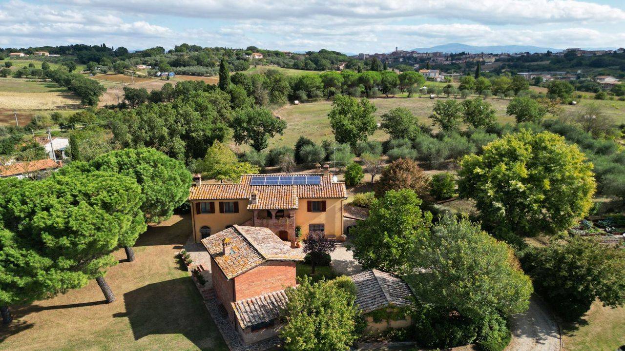 Prestigious renovated villa with outbuilding, 5000 sqm garden with olive grove and garage for sale in Foiano della Chiana, Tuscany.