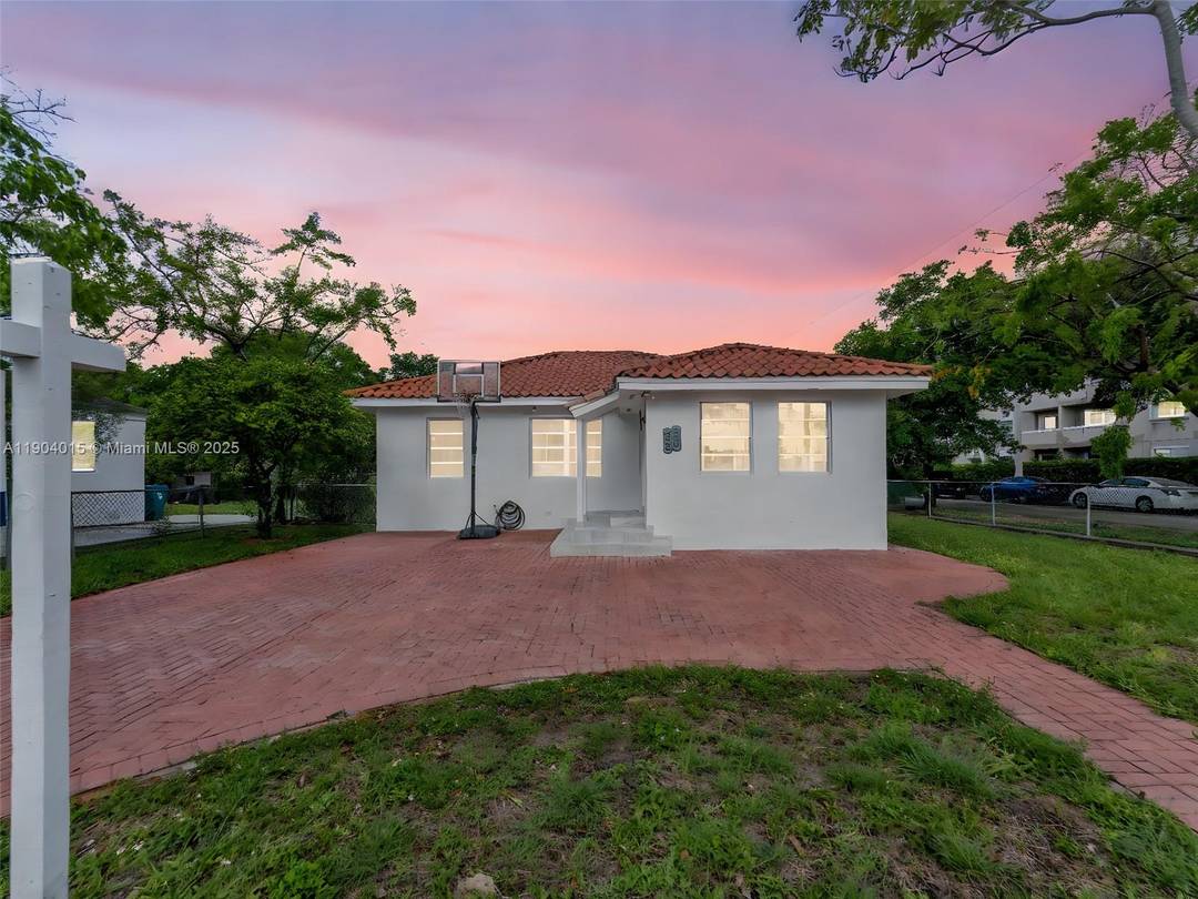 Turnkey duplex with strong rental income !