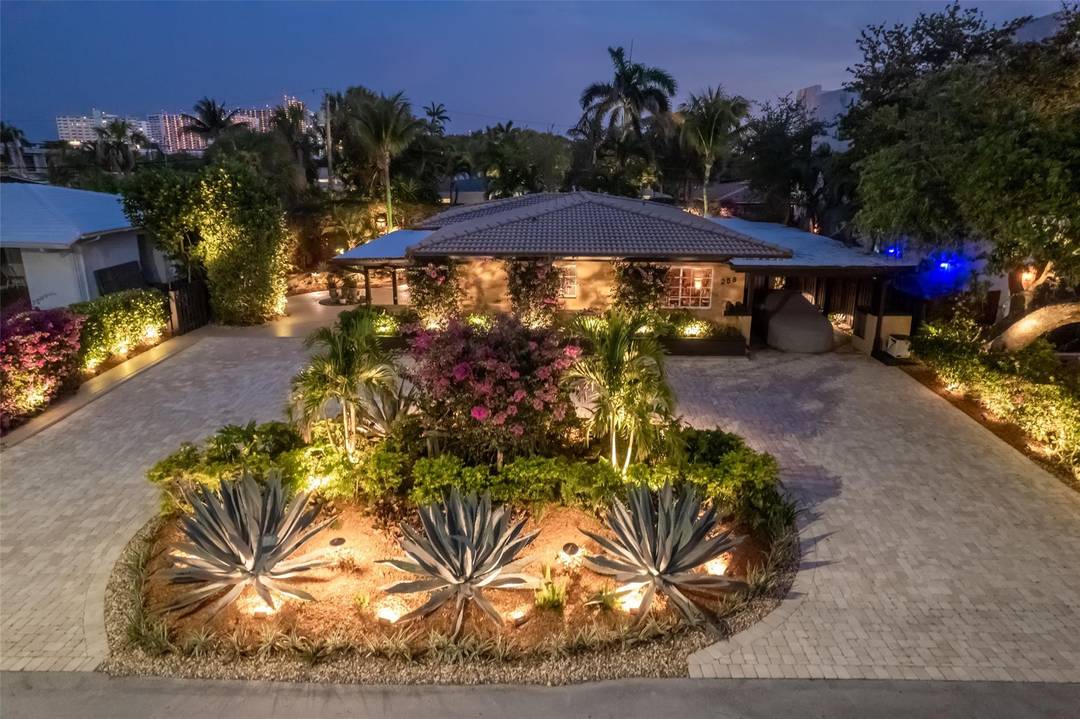 Exceptional Location in the heart of Lauderdale by the Sea.