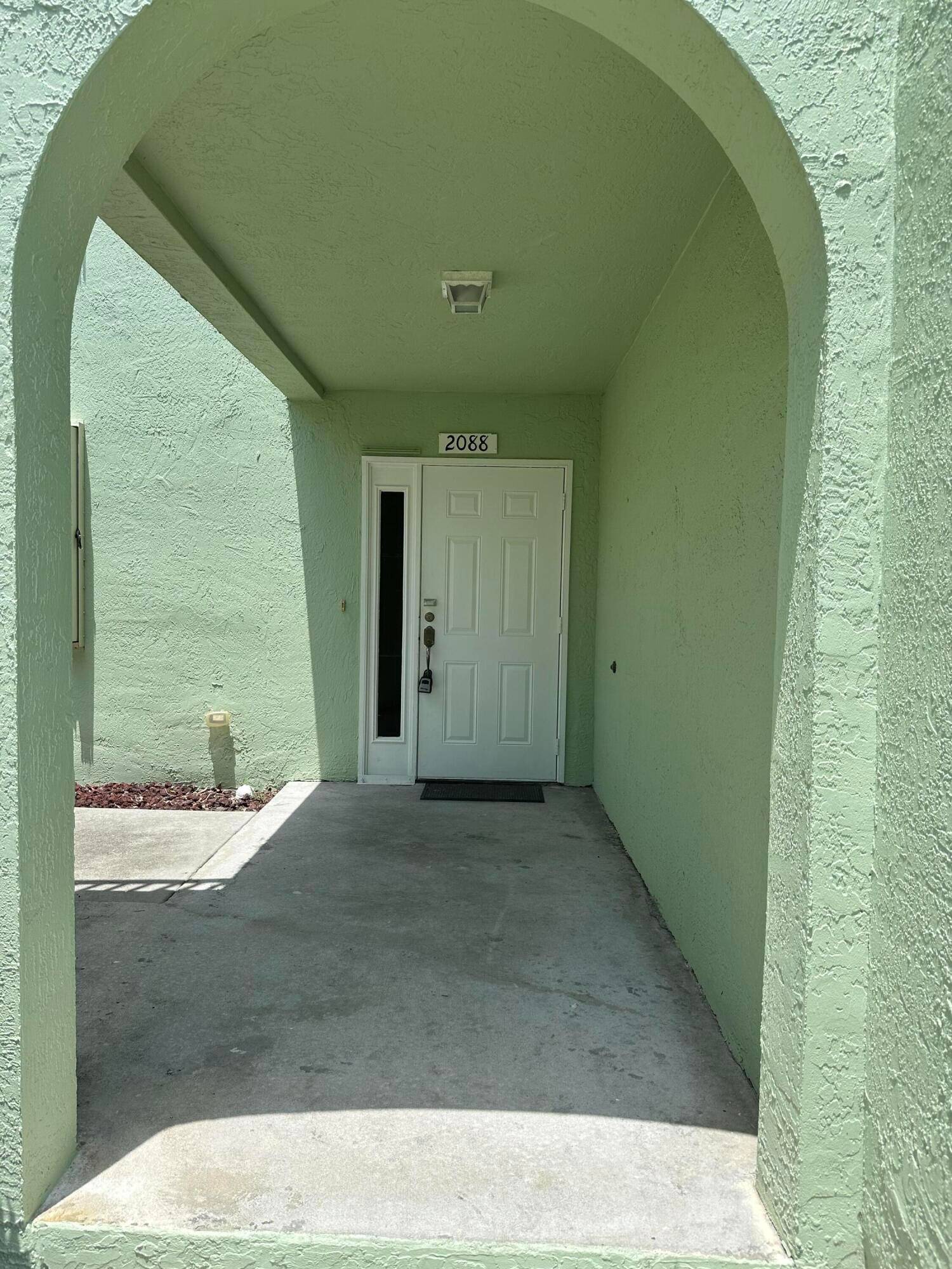 Welcome to this charming 2 2 home with over 1700 sq ft, Unit has all tile floor, a large kitchen with lots of cabinets, open floor plan and bright light.