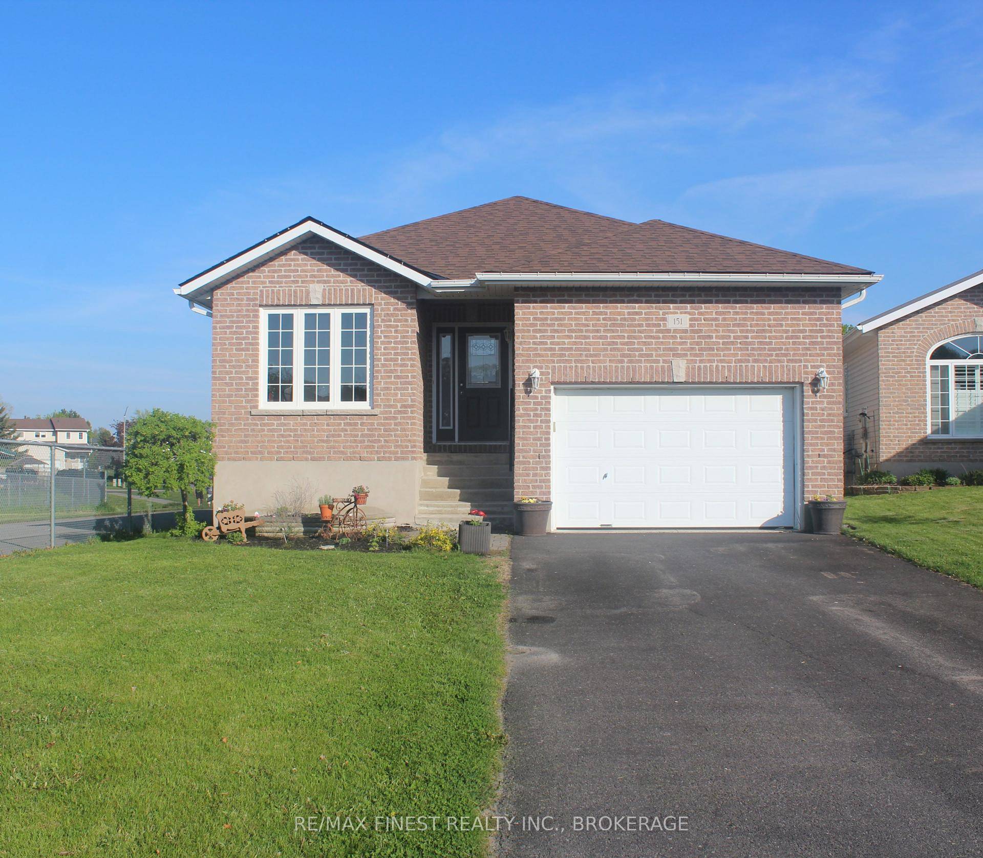 You are looking for a charming house in a quiet and friendly neighbourhood, walking distance from restaurants, pharmacy, and more, look no further !