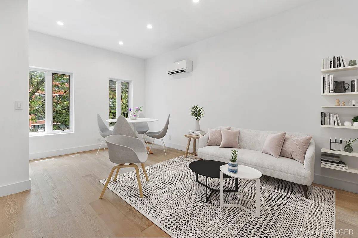 Renovated 1BR with huge PRIVATE TERRACE !
