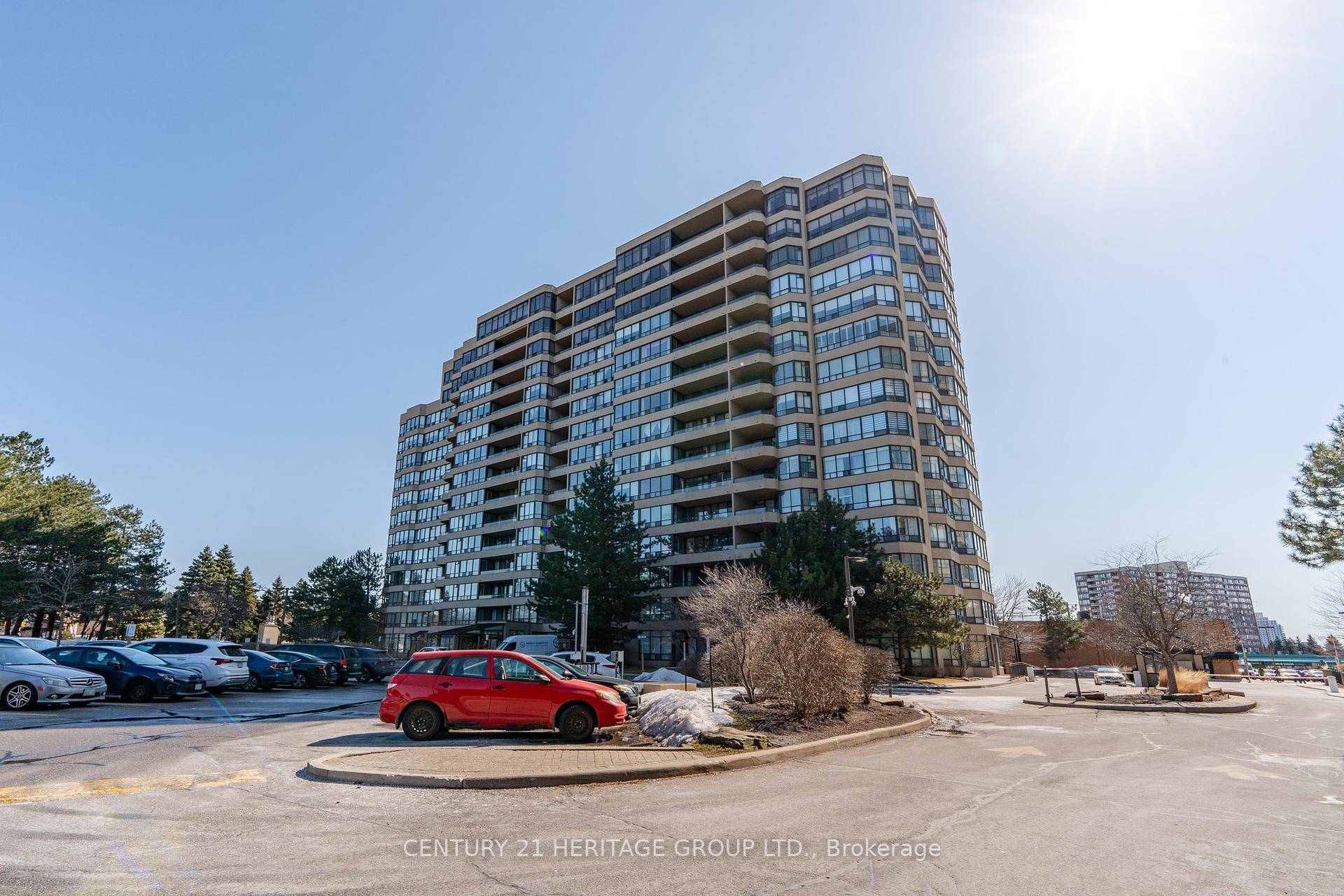BUNGALOW IN THE SKY Fabulous 2 bedroom, 2 bathroom condo in one of the most desirable buildings in Richmond Hill.