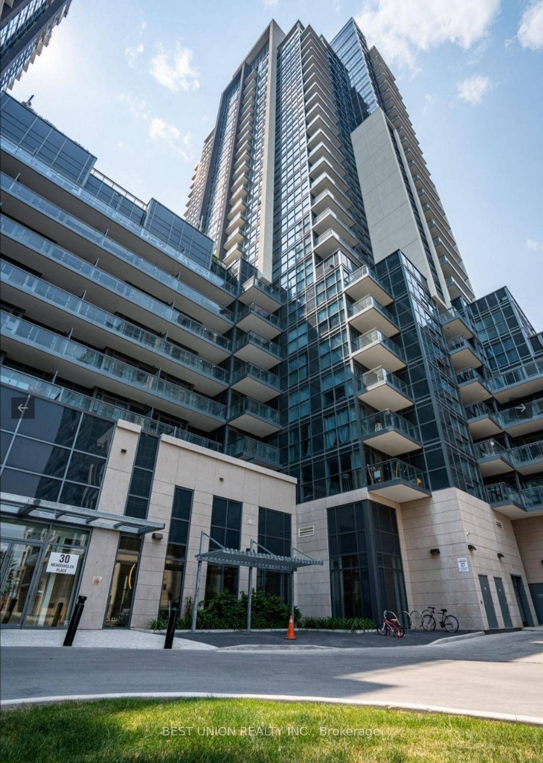 Luxurious newer 1 Bed 1Den large size like a bedroom With 2 Full Bath, Condo Unit at High Demand Area.