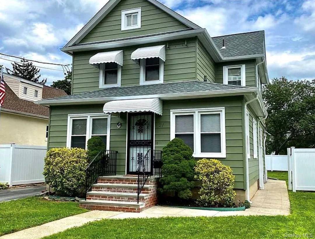 Welcome to this charming and well maintained home in desirable Farmingdale, NY !