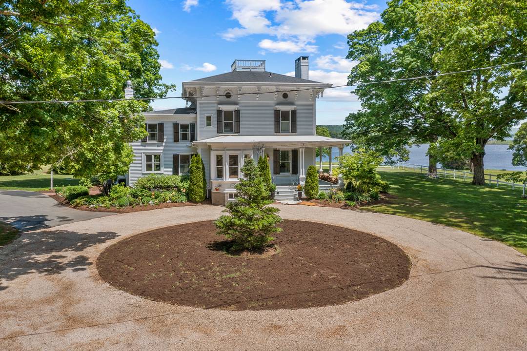 Essex Waterfront Signature Property A Victorian Gem on the Connecticut River Experience the epitome of waterfront elegance with this Victorian masterpiece.