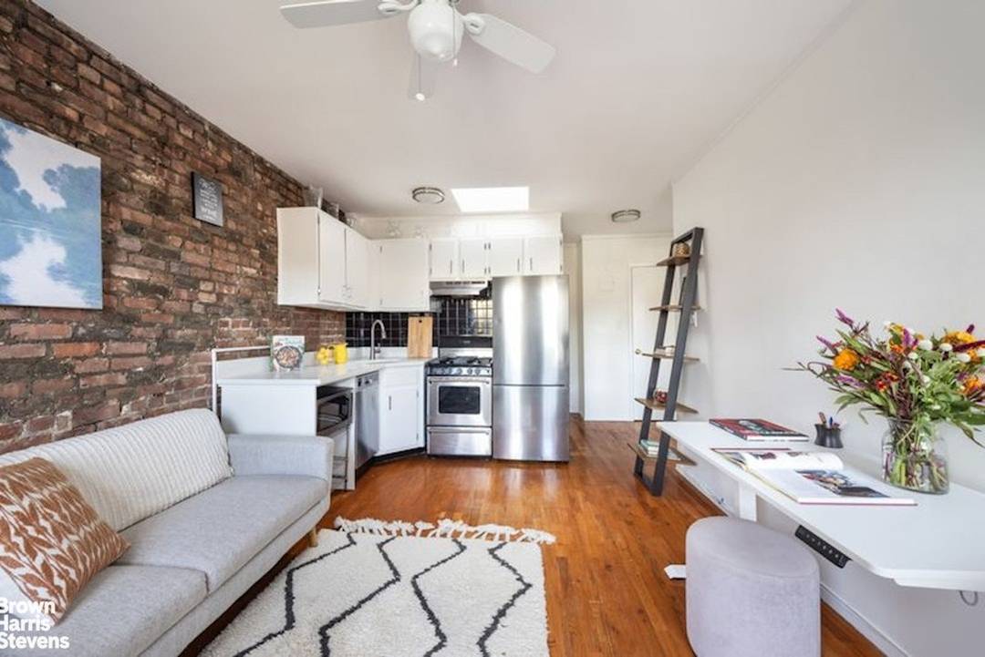 Welcome home to 130 Henry Street located in the finest and most charming neighborhood in Brooklyn !