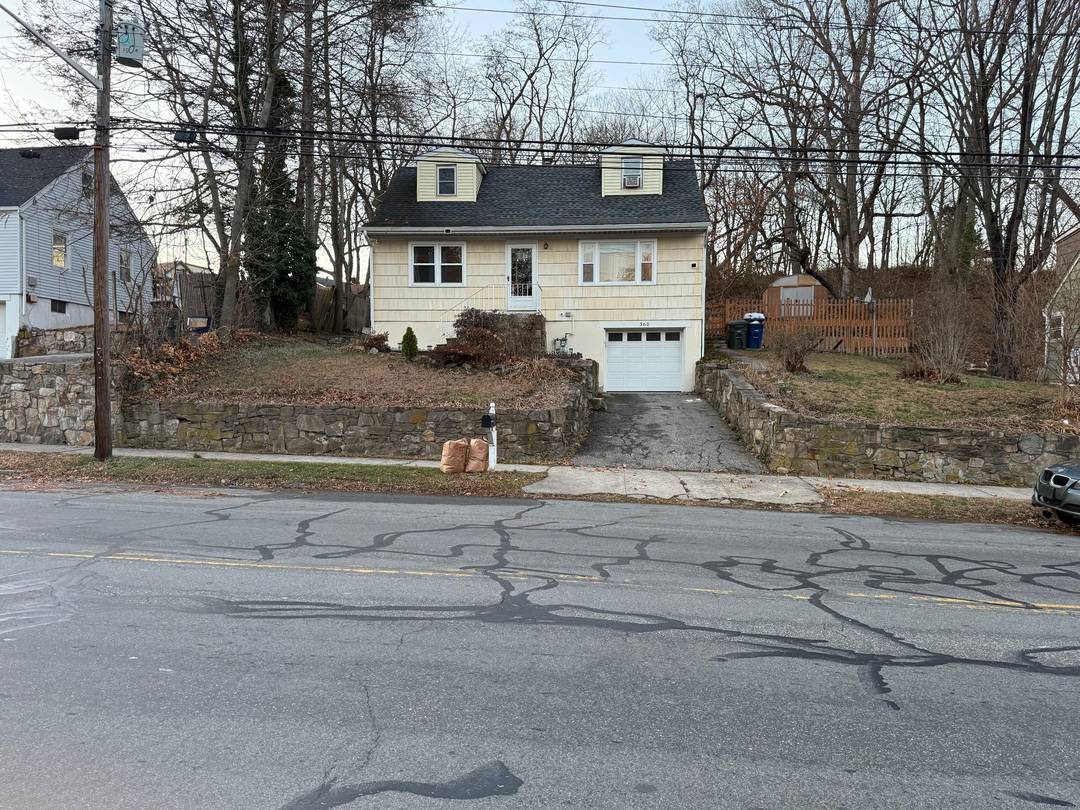 Beautiful Cape Cod home in Bridgeport's desirable North End !