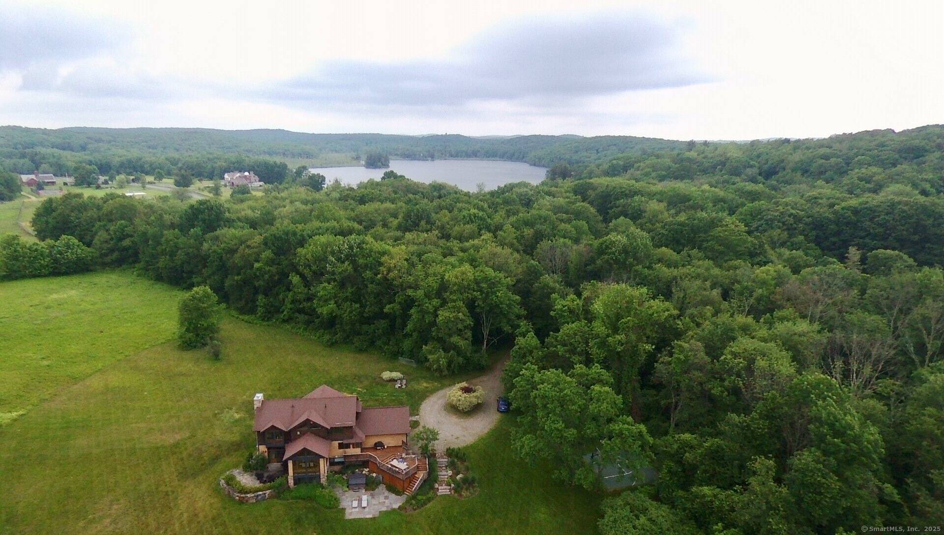 RENT FOR AUGUST 25, 000 AND GET ALL OF JULY FOR FREE or Enjoy your private Pool, Lake beach, Privacy, Tennis, Basketball, Fishing, Canoeing, Hikes and an Idyllic summer country ...