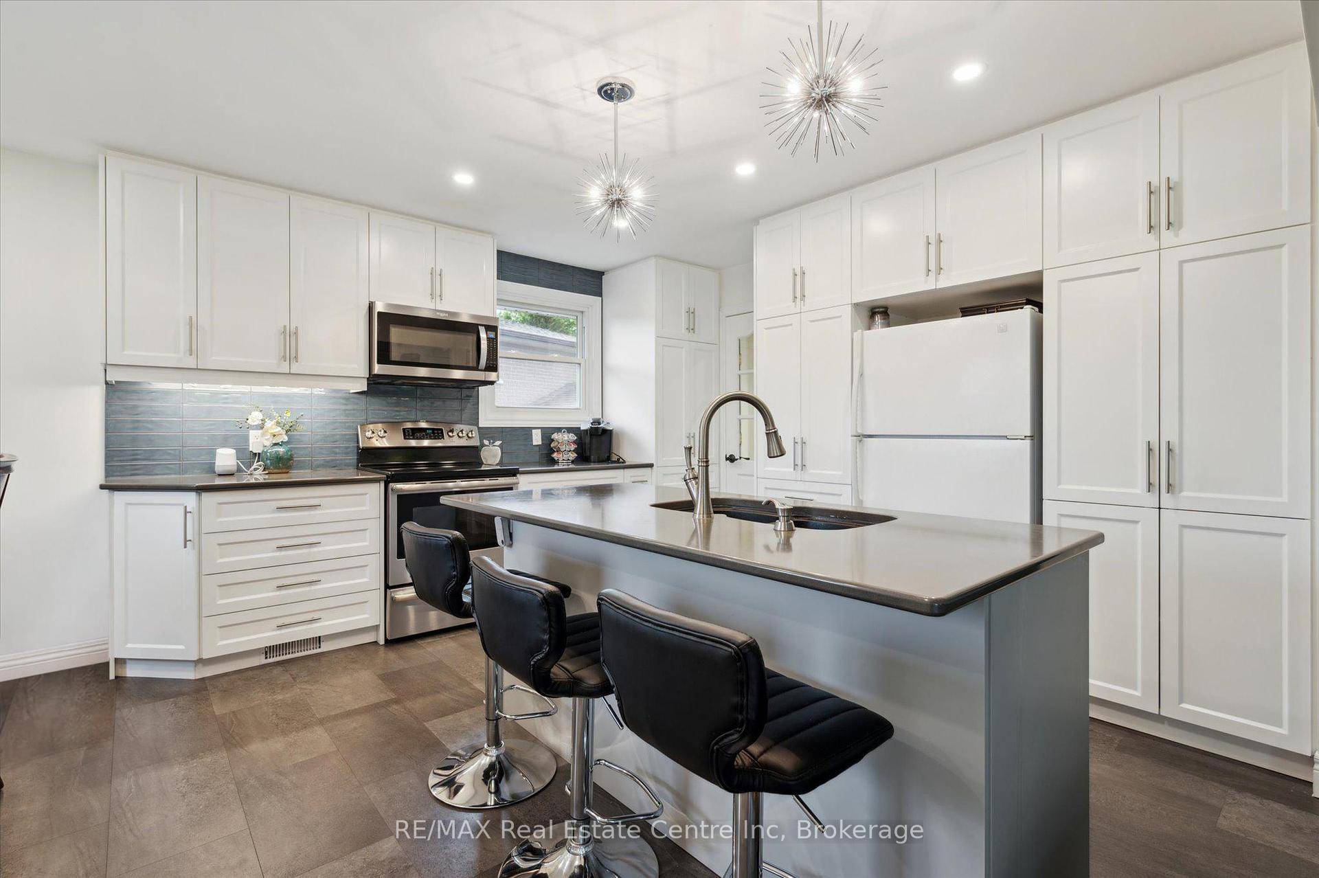 Beautifully updated 3 1 bdrm 4 level backsplit in quiet family friendly court in Hamilton's desirable Templemead neighbourhood !