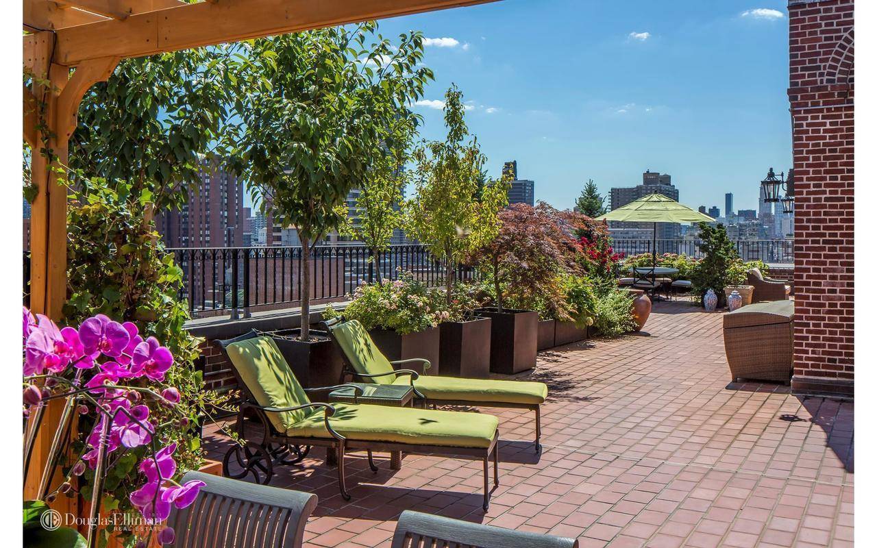 This home in the sky offers elegant indoor and outdoor entertaining spaces complemented with five bedrooms, a library, a sky room, five full baths, and two powder rooms.