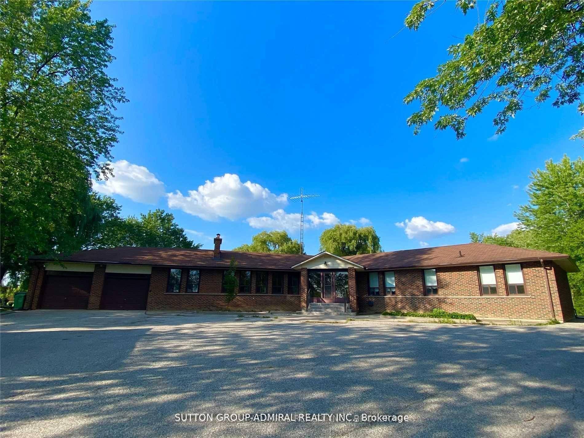 Bright amp ; Spacious, Mature Ranch Style Home, Located On A Oversized Lot Surrounded By Green Space Perfect For Large Family.