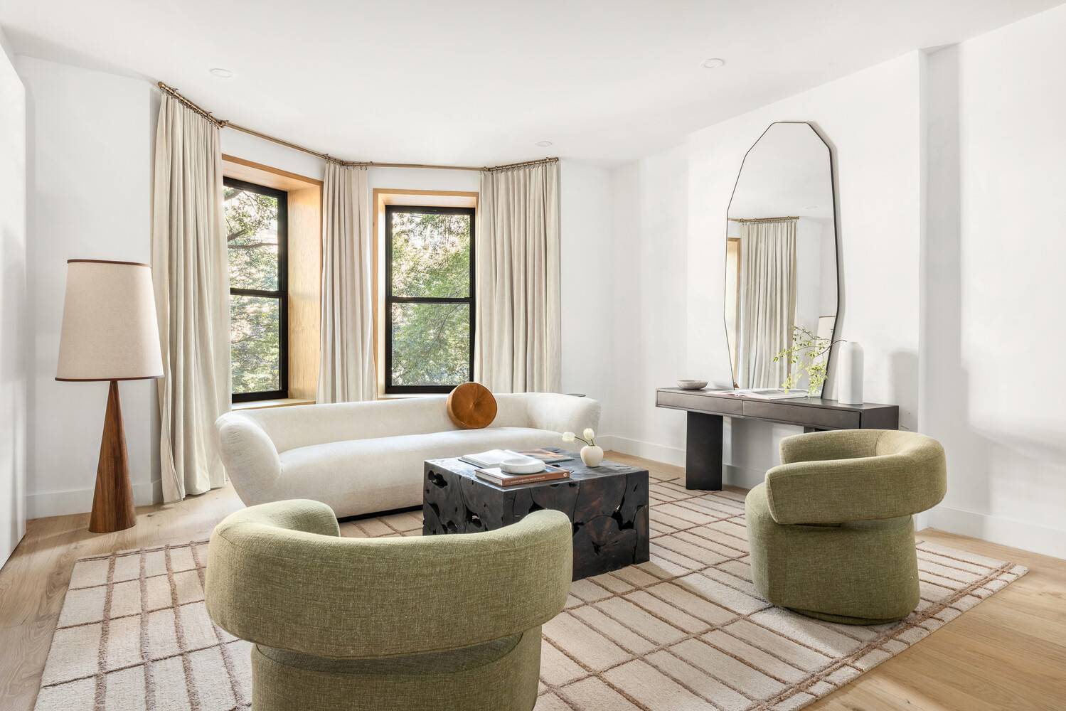 Located in the best part of Park Slope, 275 6th Ave 2 is a breathtaking four bedroom home tucked inside a beautiful 1920 limestone row house.