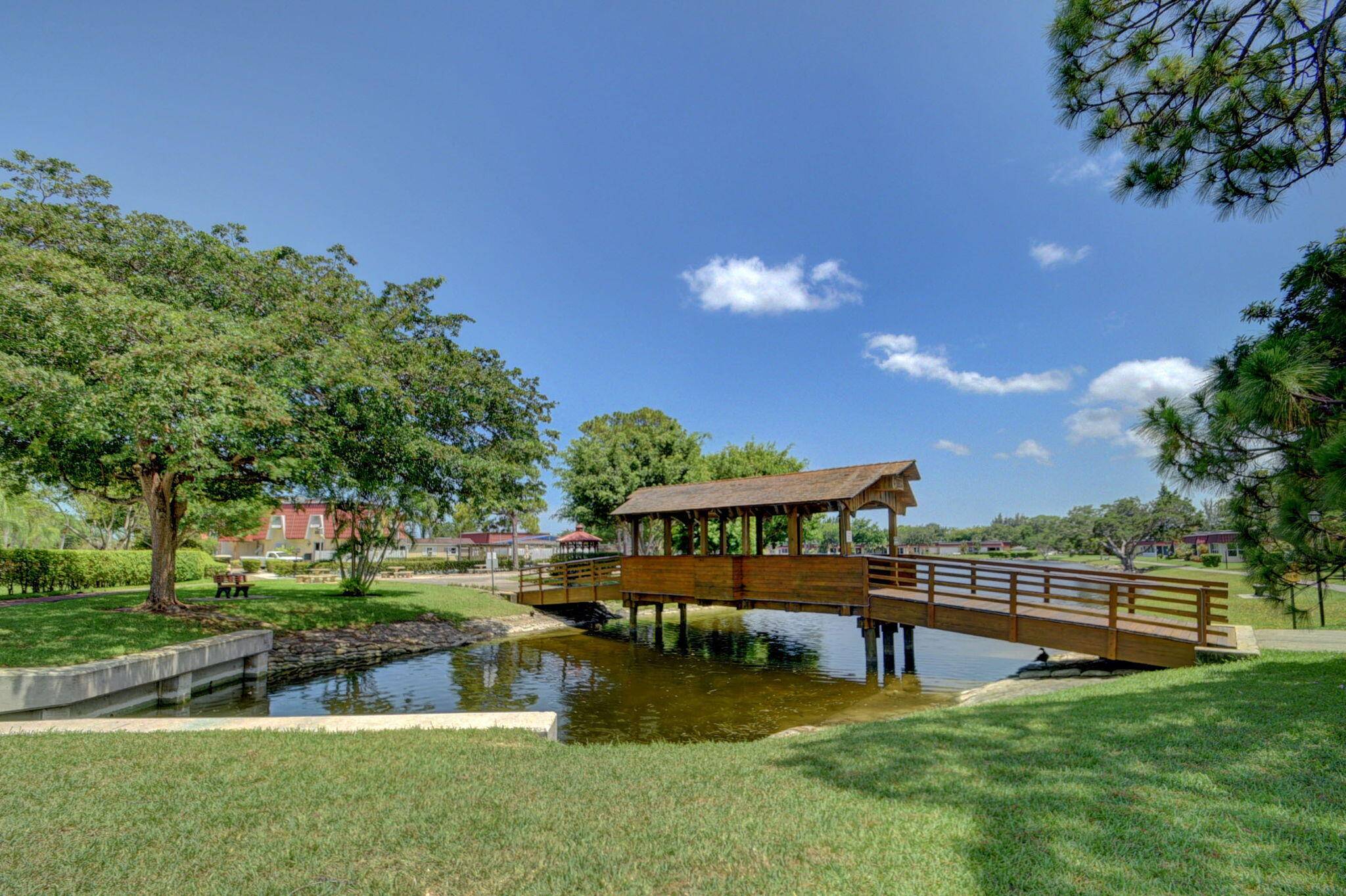 PRICE TO SELL ! Spacious corner unit with split 2 bedrooms and 2 full bathrooms.