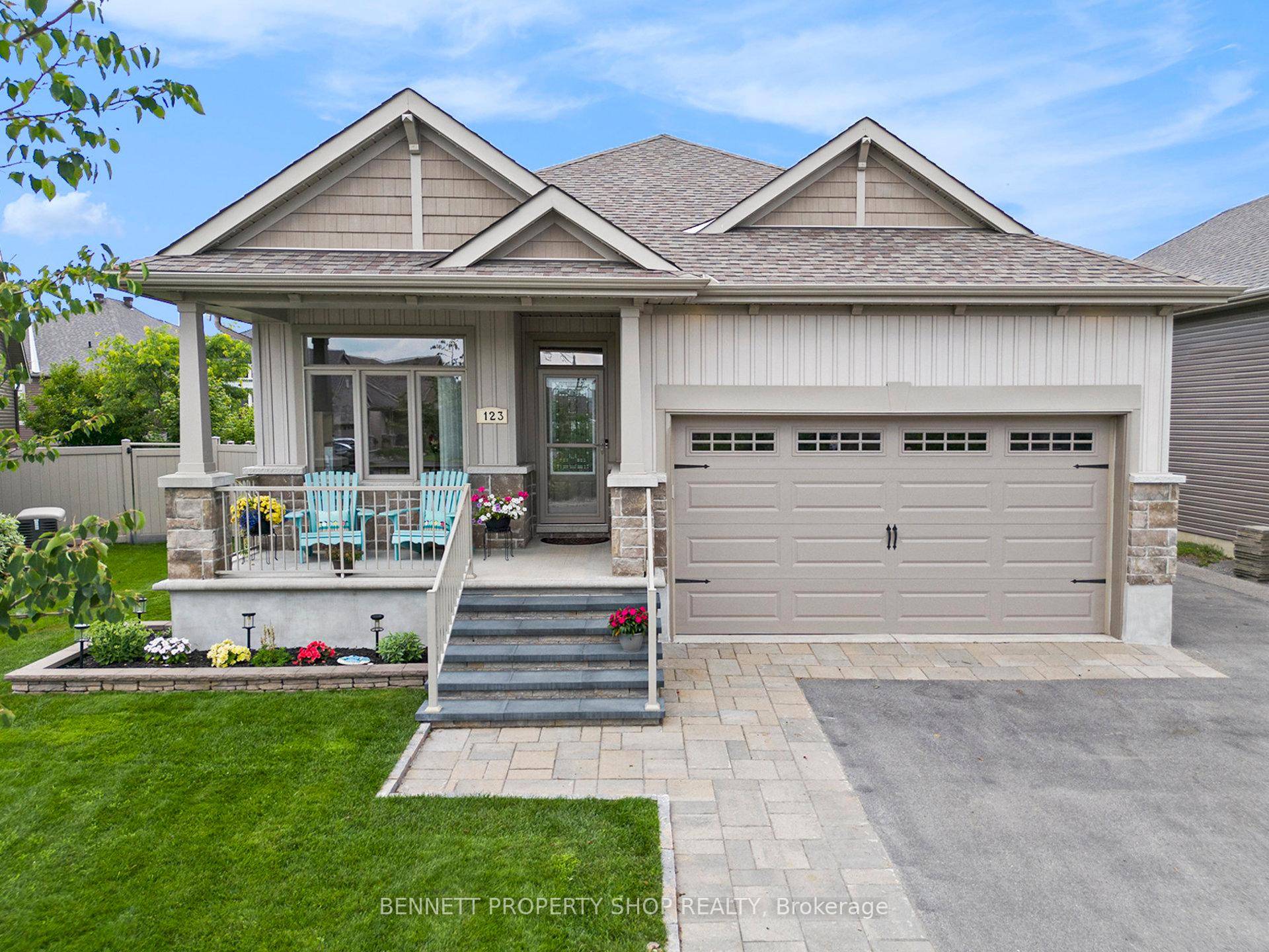 Come check out this amazing 6 bedroom, 3 bath bungalow in the heart of the Blackstone community, close to shopping, restaurants, schools, medical centres, transit amp ; more !