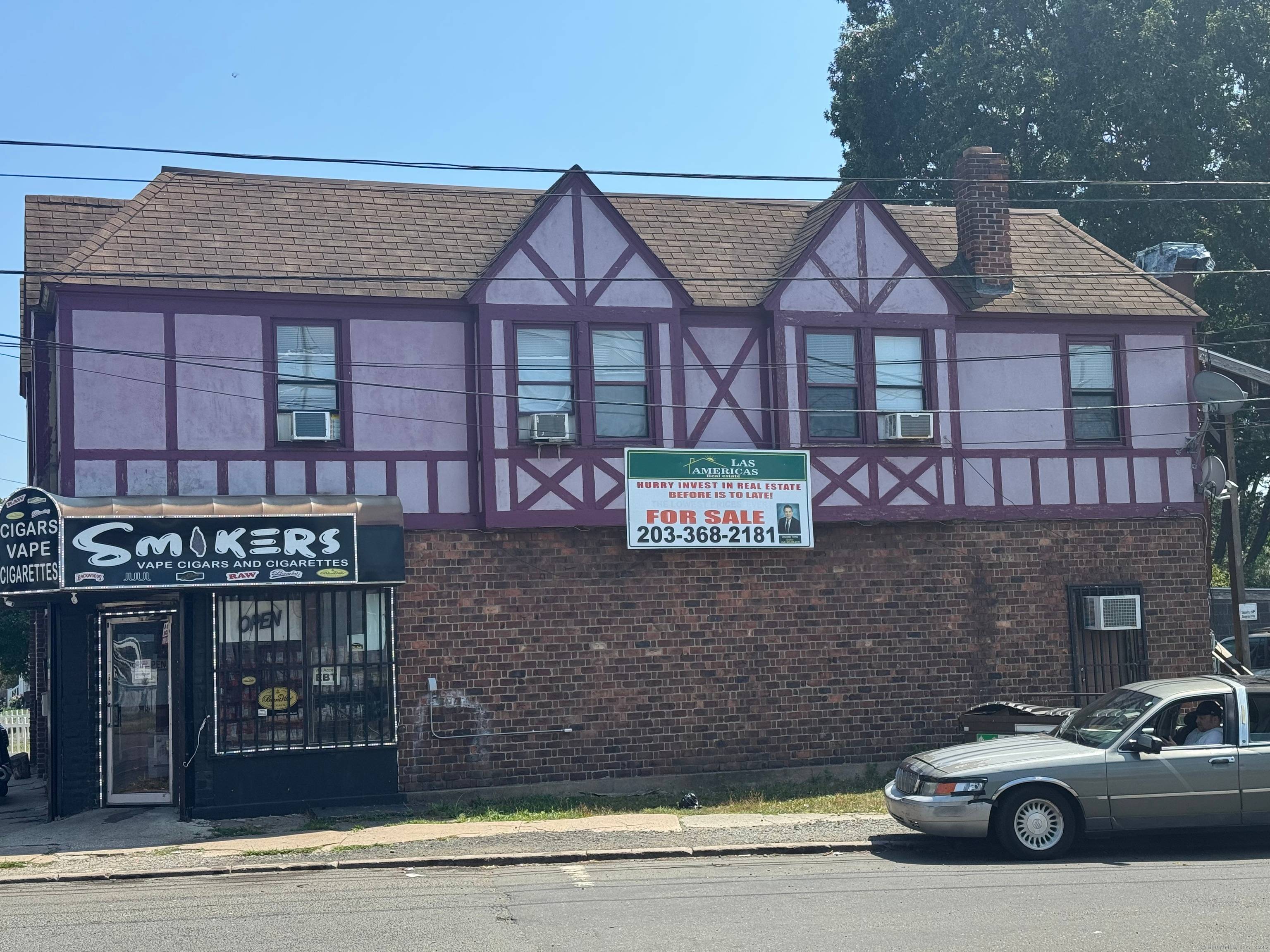 Discover a prime mixed use commercial building just minutes from West Haven beaches, UNH, and a short drive to Yale University.