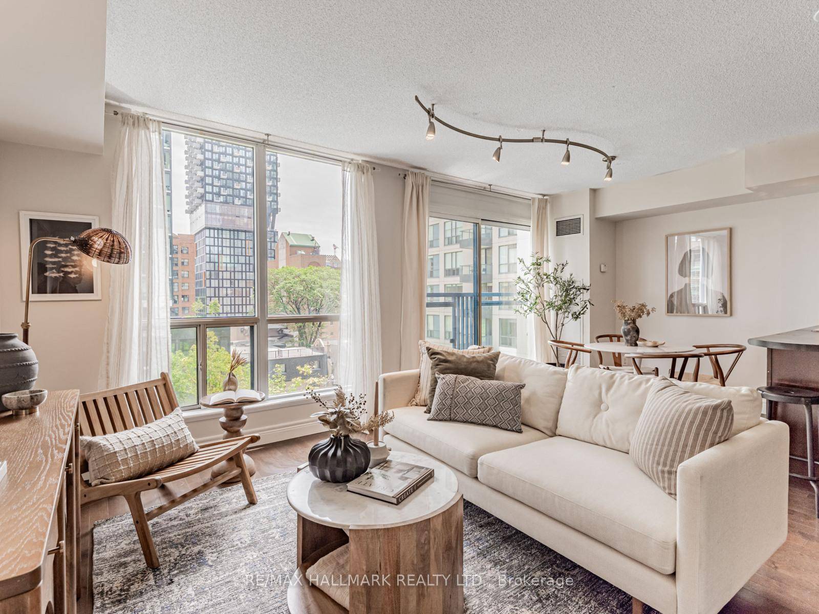 Live in the heart of downtown Toronto in this bright and spacious 1 bedroom, 1 bathroom condo with 560 square feet of open concept living.