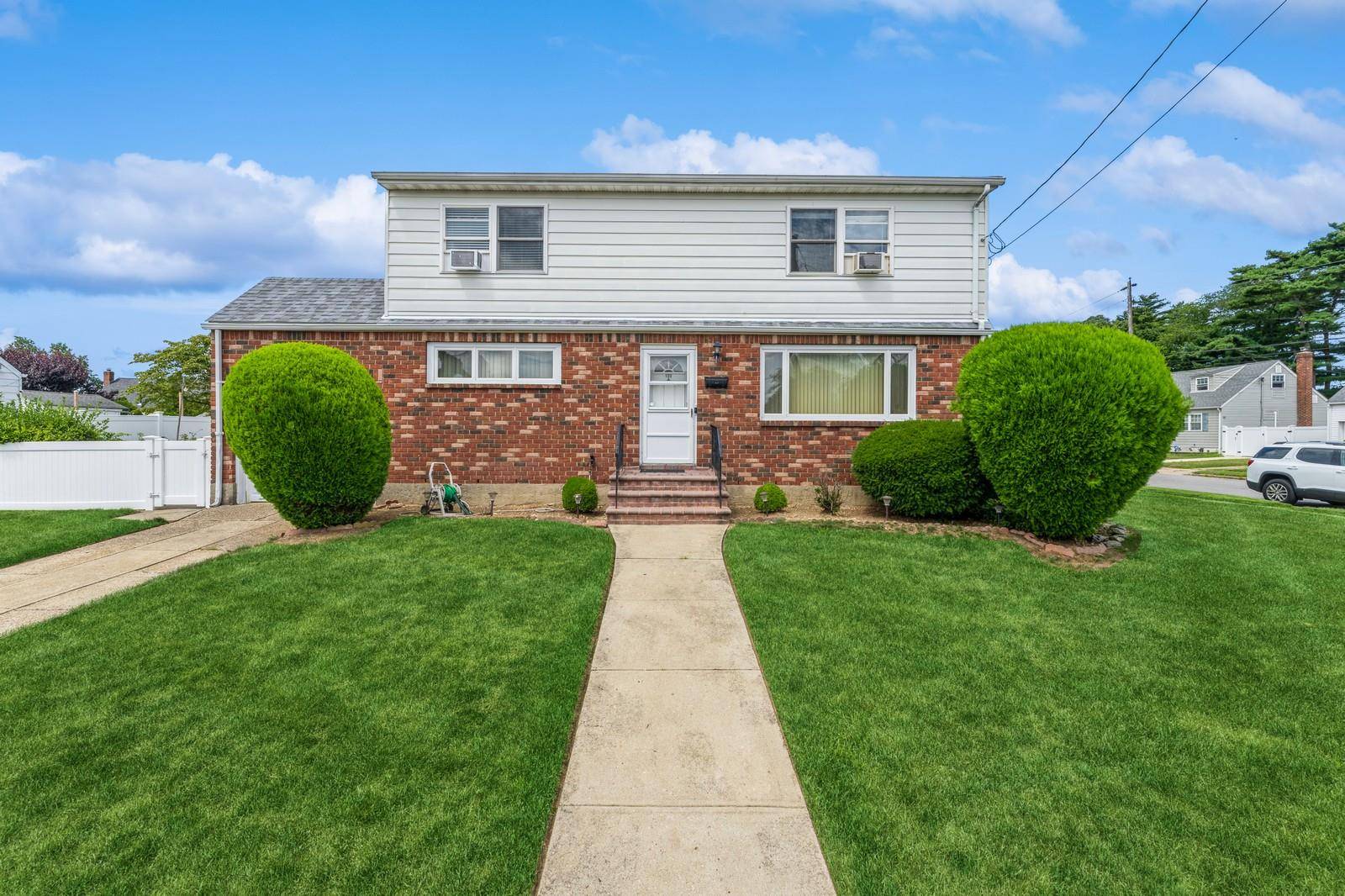 Looking for the perfect home with space for extended family or flexible layout potential ?