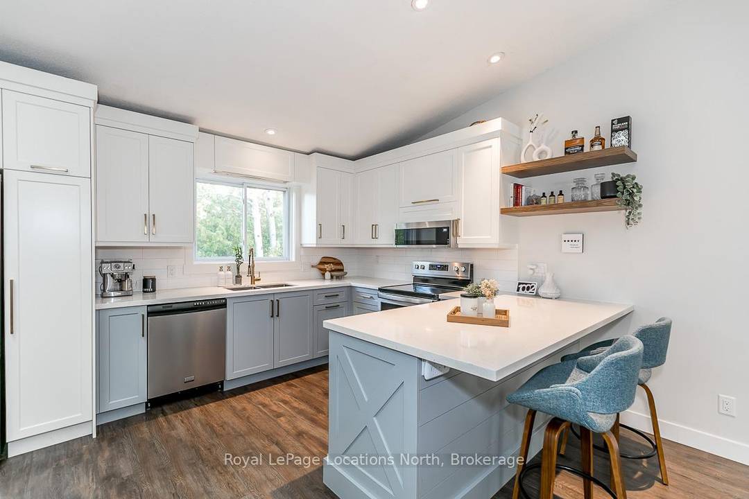 Beautifully Updated Townhome in Prime Collingwood Location ready for SKI SEASON RENTAL.