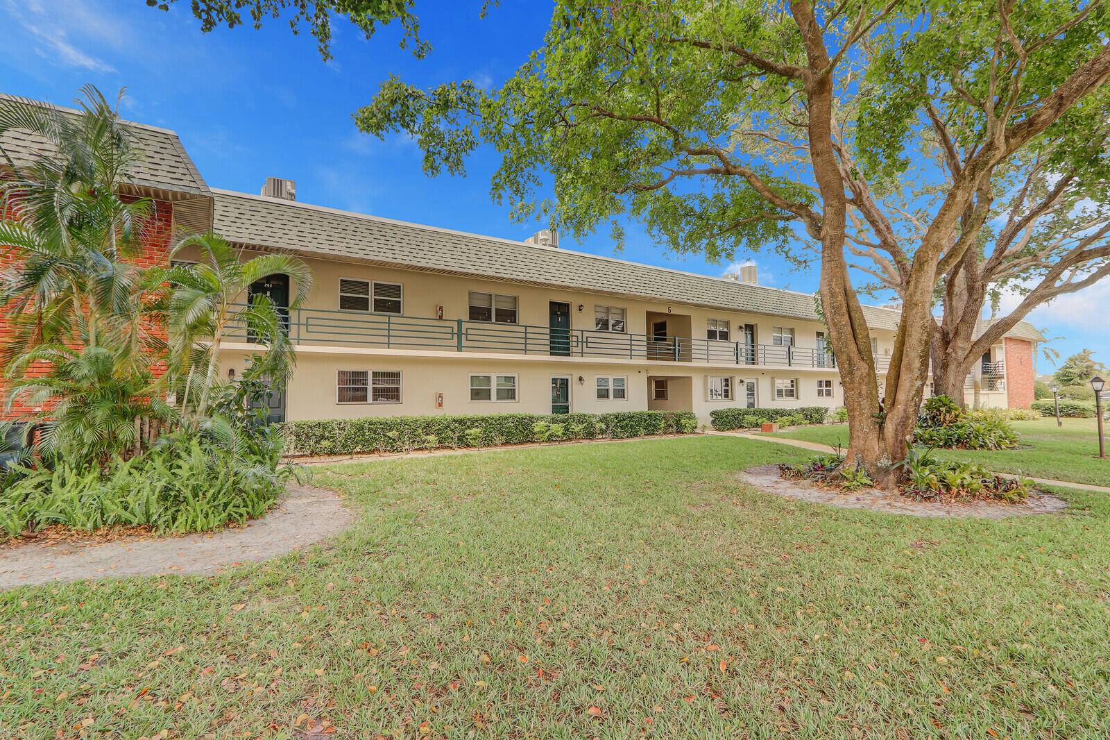 2 2 condo perfect for an investor !