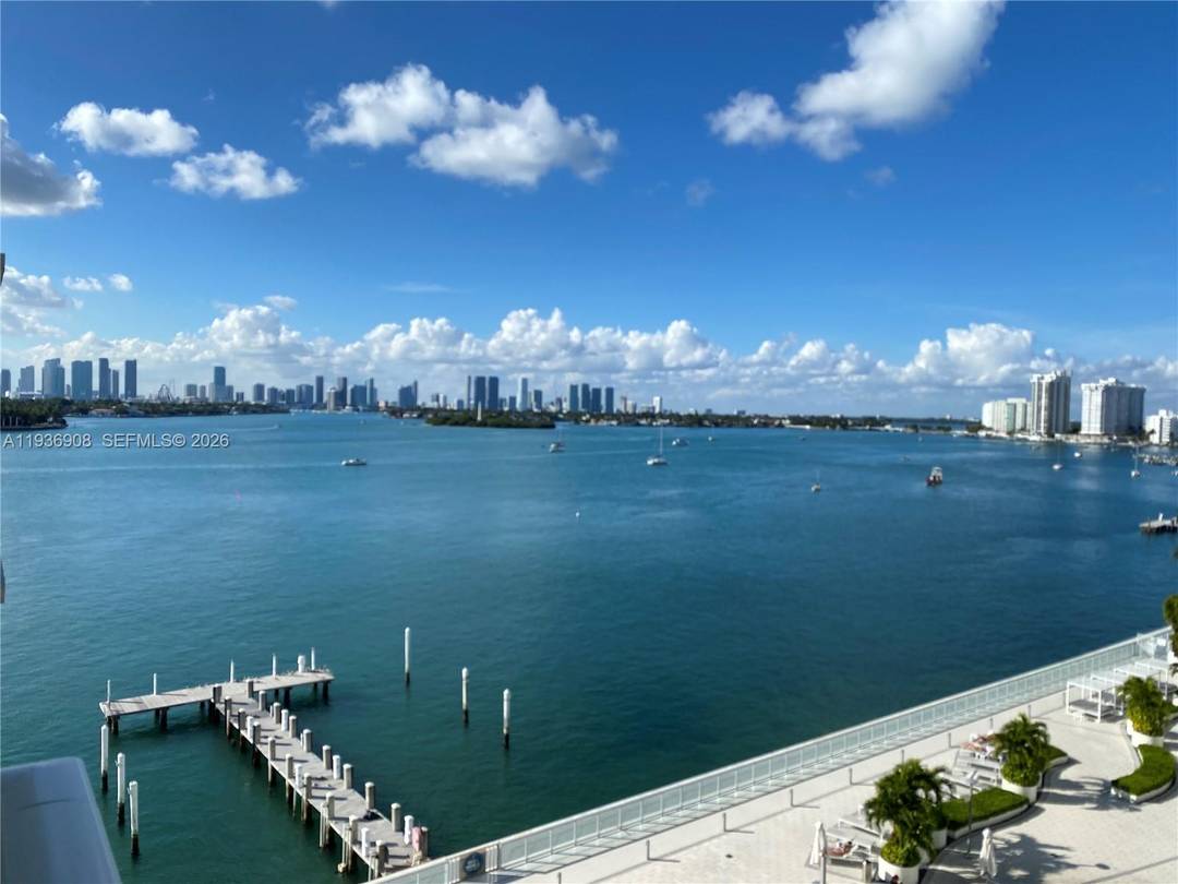 Beautiful 1BD 1BA unit at The Mirador on the 7th floor, featuring the highly desirable Line 23 with direct bay views with a large private balcony.