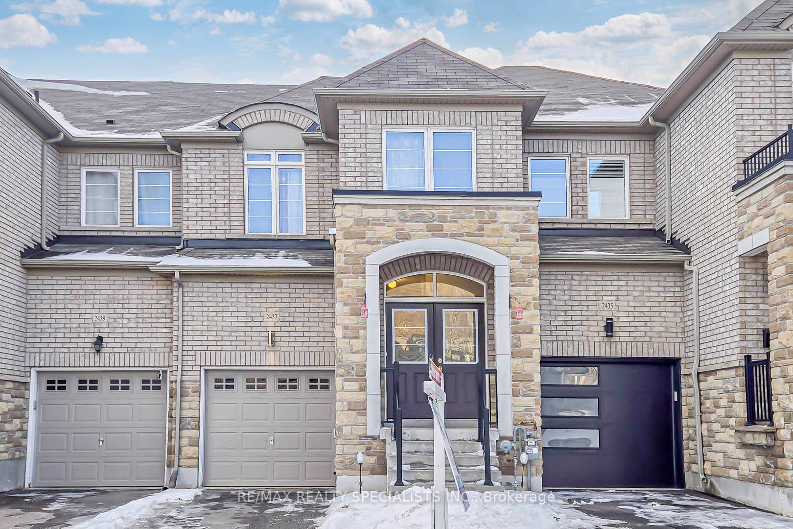 Look no further ! Discover this stunning three bedroom freehold townhome in Westmount !